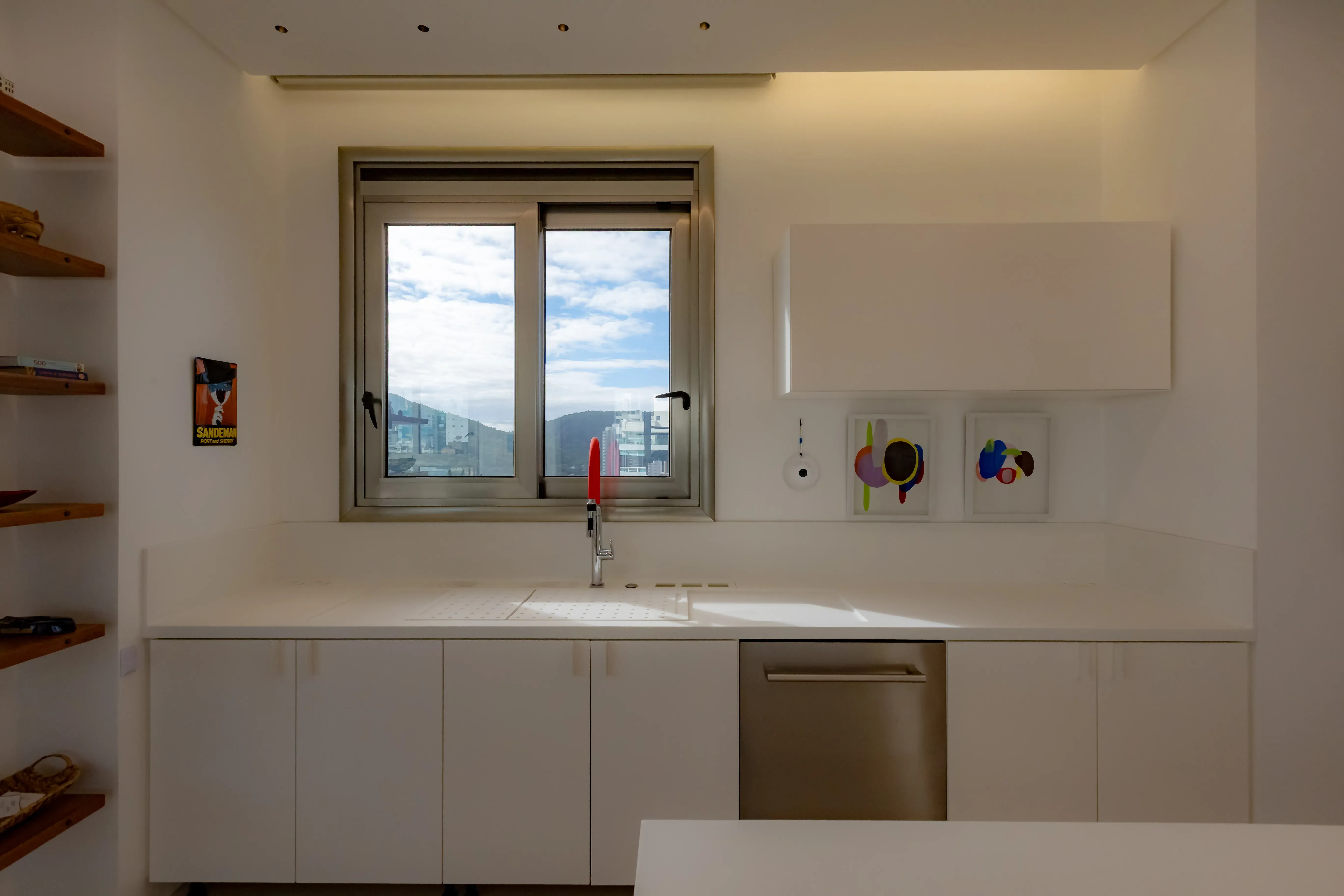 Apartamento mobiliado com 4 suítes e 5 vagas de garagem na Avenida Atlântica em Balneário Camboriú