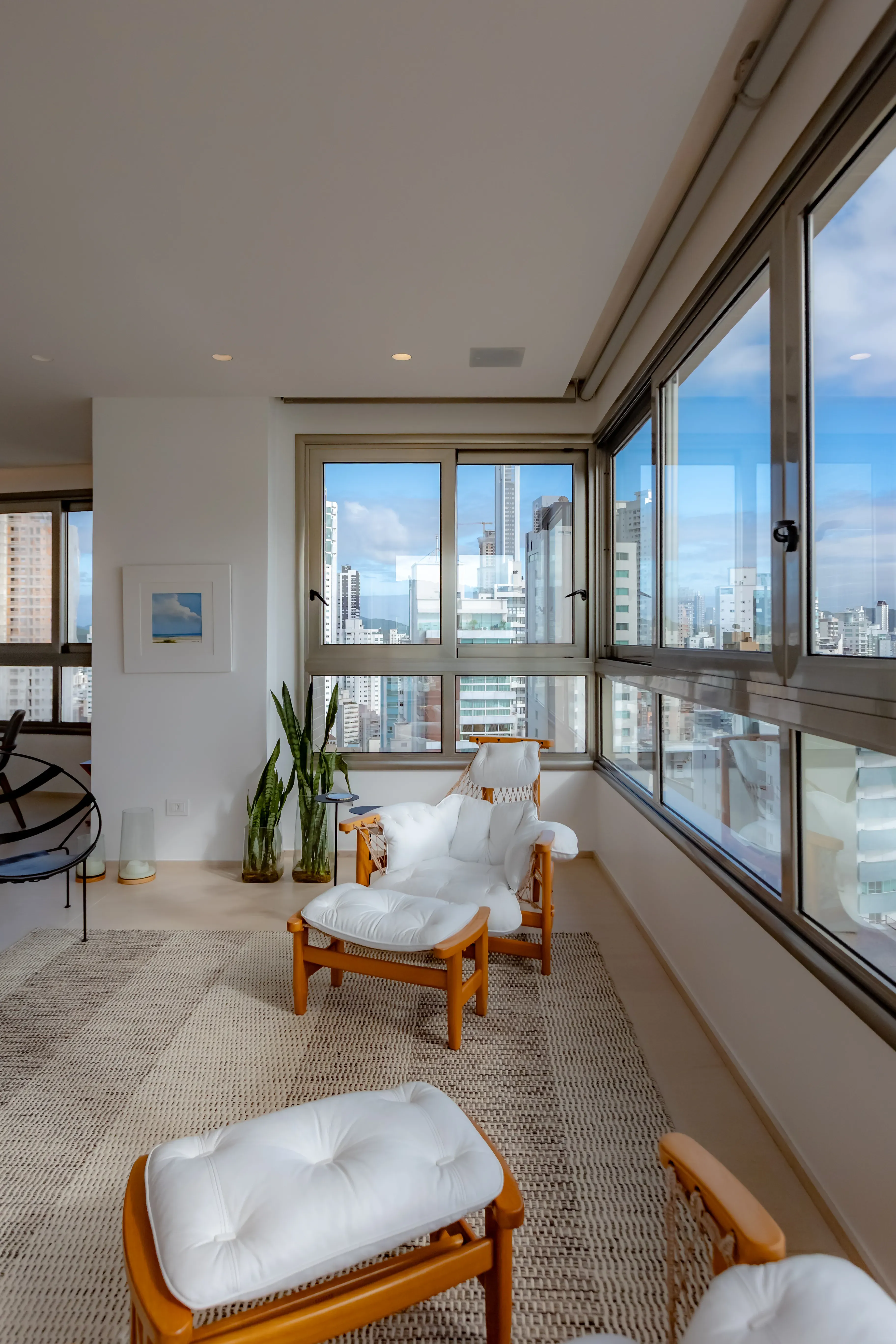 Apartamento mobiliado com 4 suítes e 5 vagas de garagem na Avenida Atlântica em Balneário Camboriú