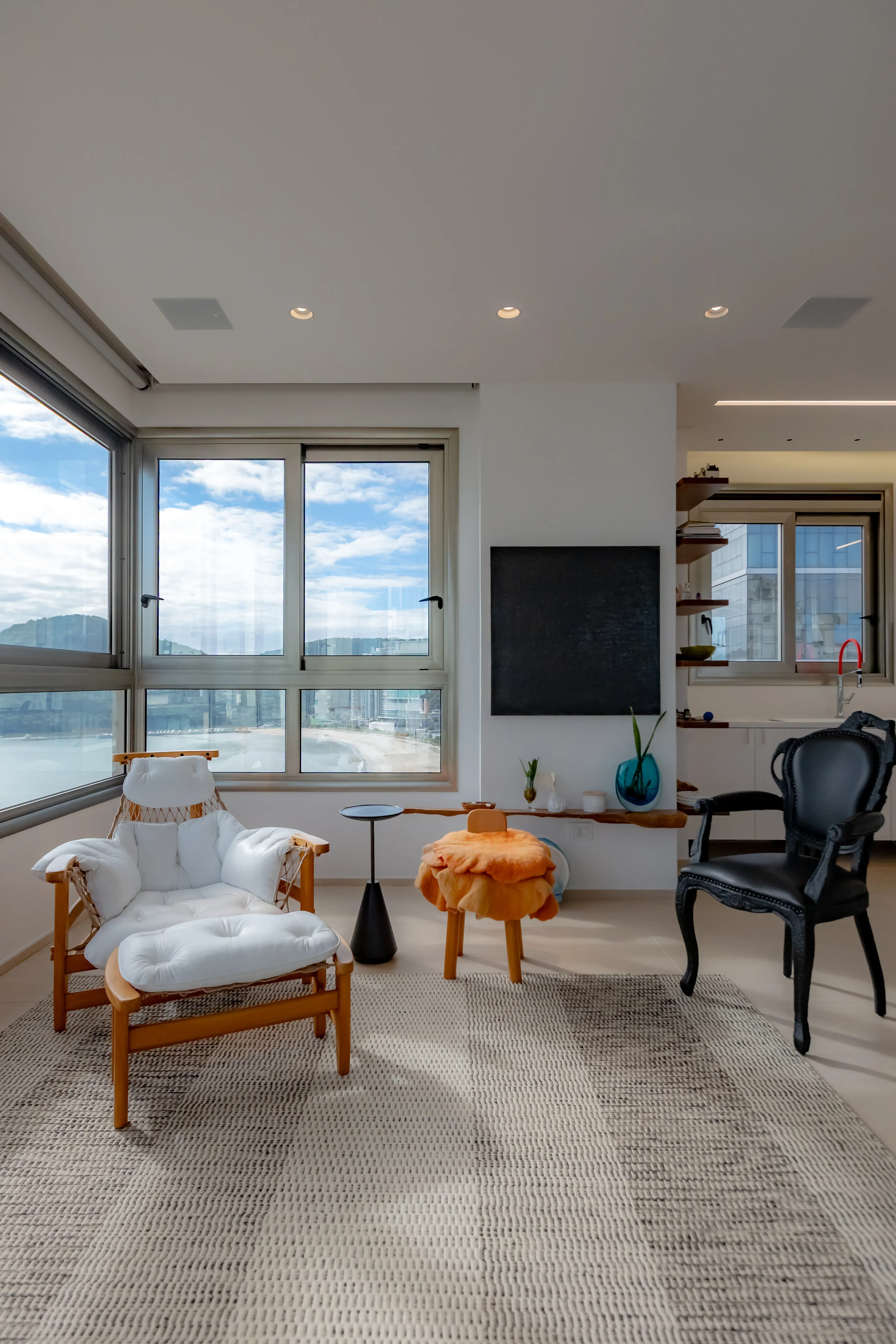 Apartamento mobiliado com 4 suítes e 5 vagas de garagem na Avenida Atlântica em Balneário Camboriú