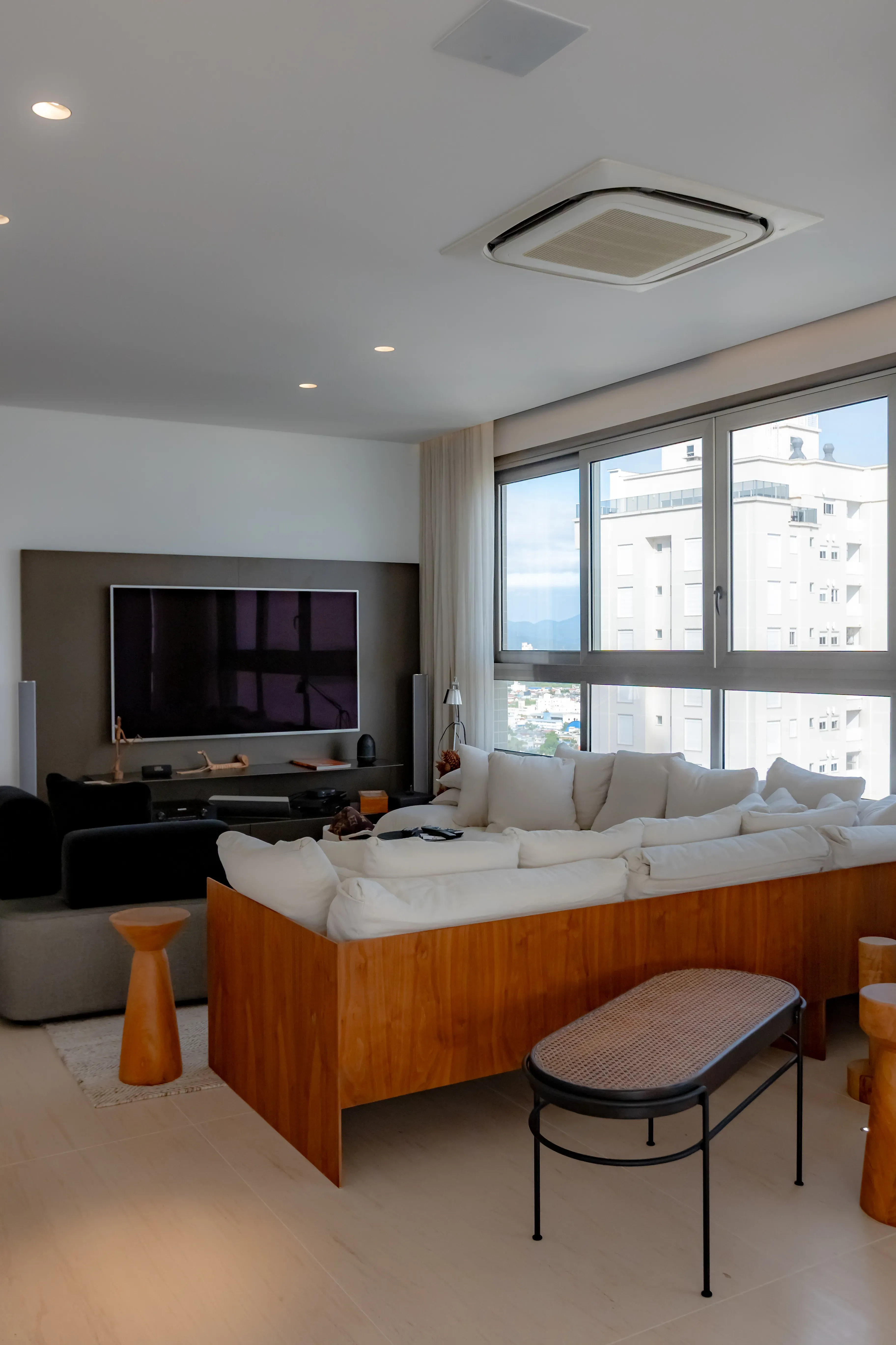 Apartamento mobiliado com 4 suítes e 5 vagas de garagem na Avenida Atlântica em Balneário Camboriú