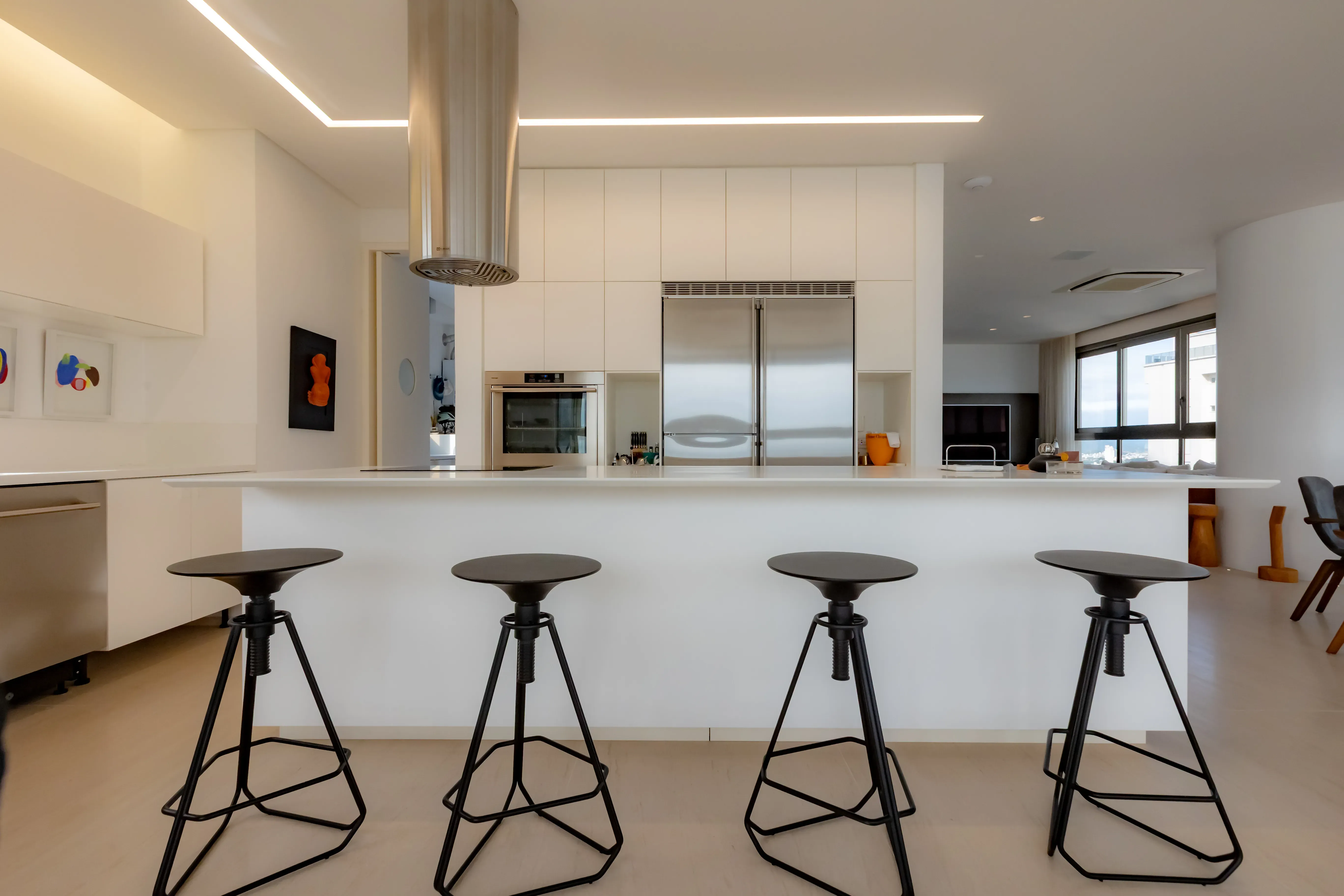 Apartamento mobiliado com 4 suítes e 5 vagas de garagem na Avenida Atlântica em Balneário Camboriú