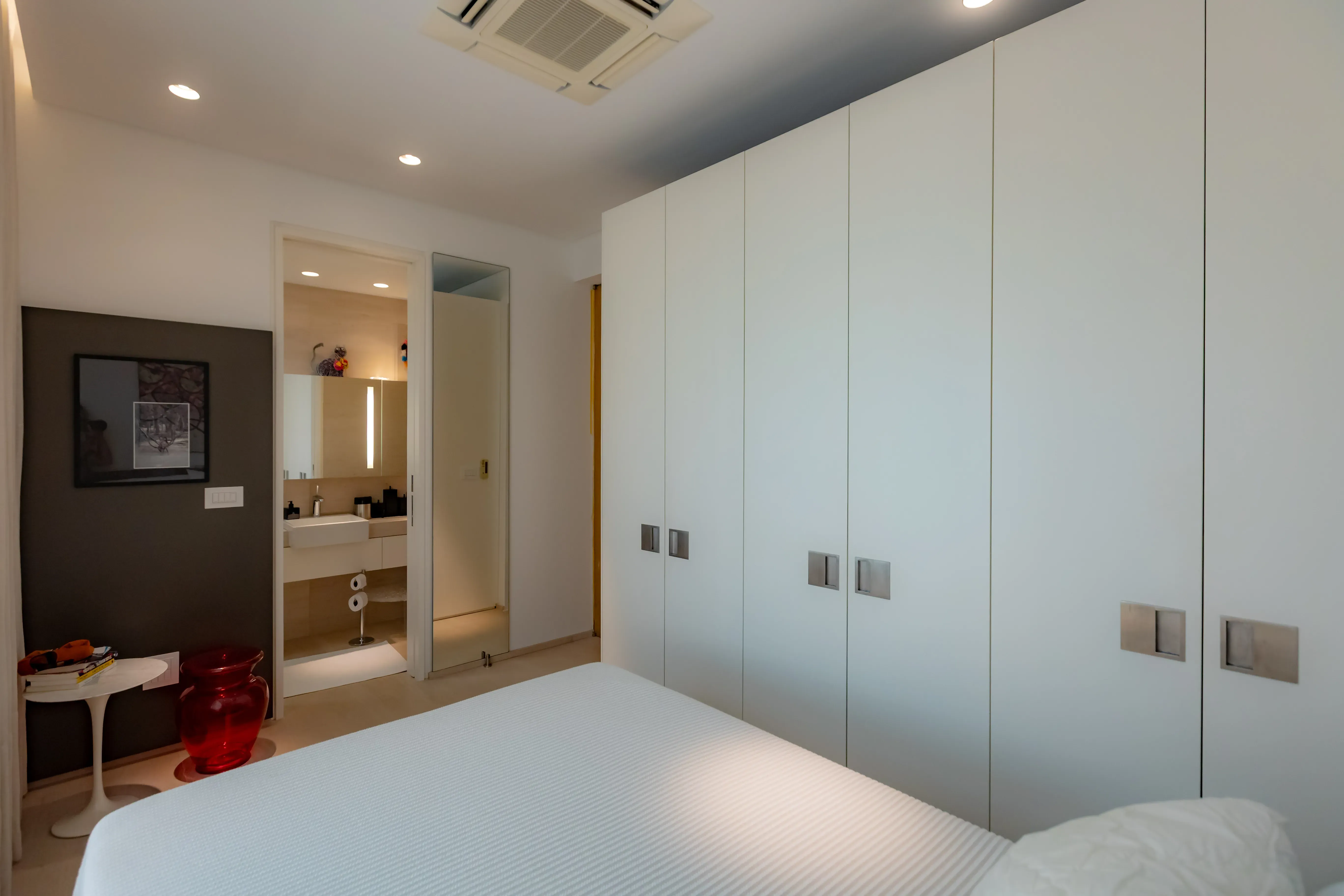 Apartamento mobiliado com 4 suítes e 5 vagas de garagem na Avenida Atlântica em Balneário Camboriú