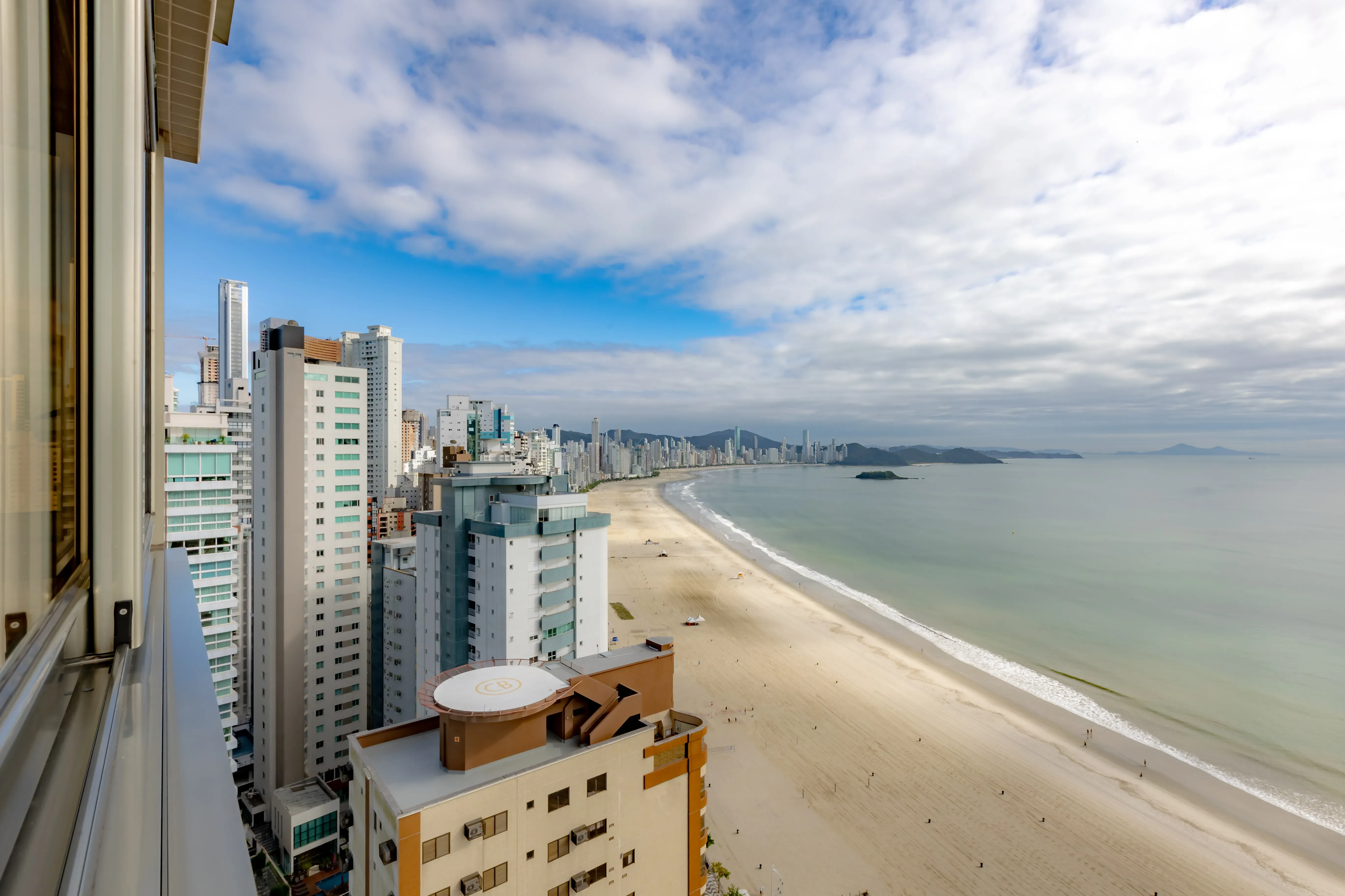 Apartamento mobiliado com 4 suítes e 5 vagas de garagem na Avenida Atlântica em Balneário Camboriú