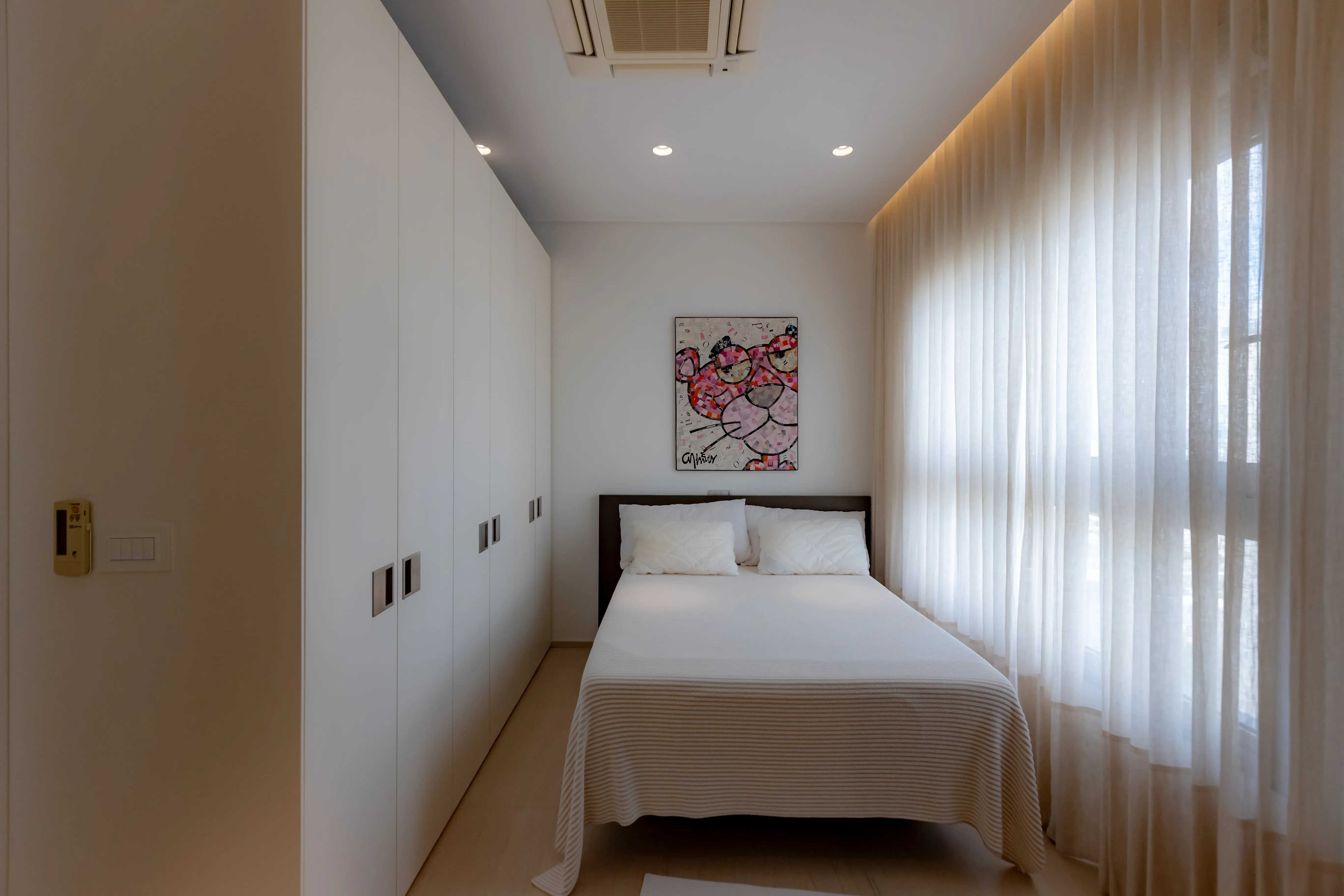 Apartamento mobiliado com 4 suítes e 5 vagas de garagem na Avenida Atlântica em Balneário Camboriú