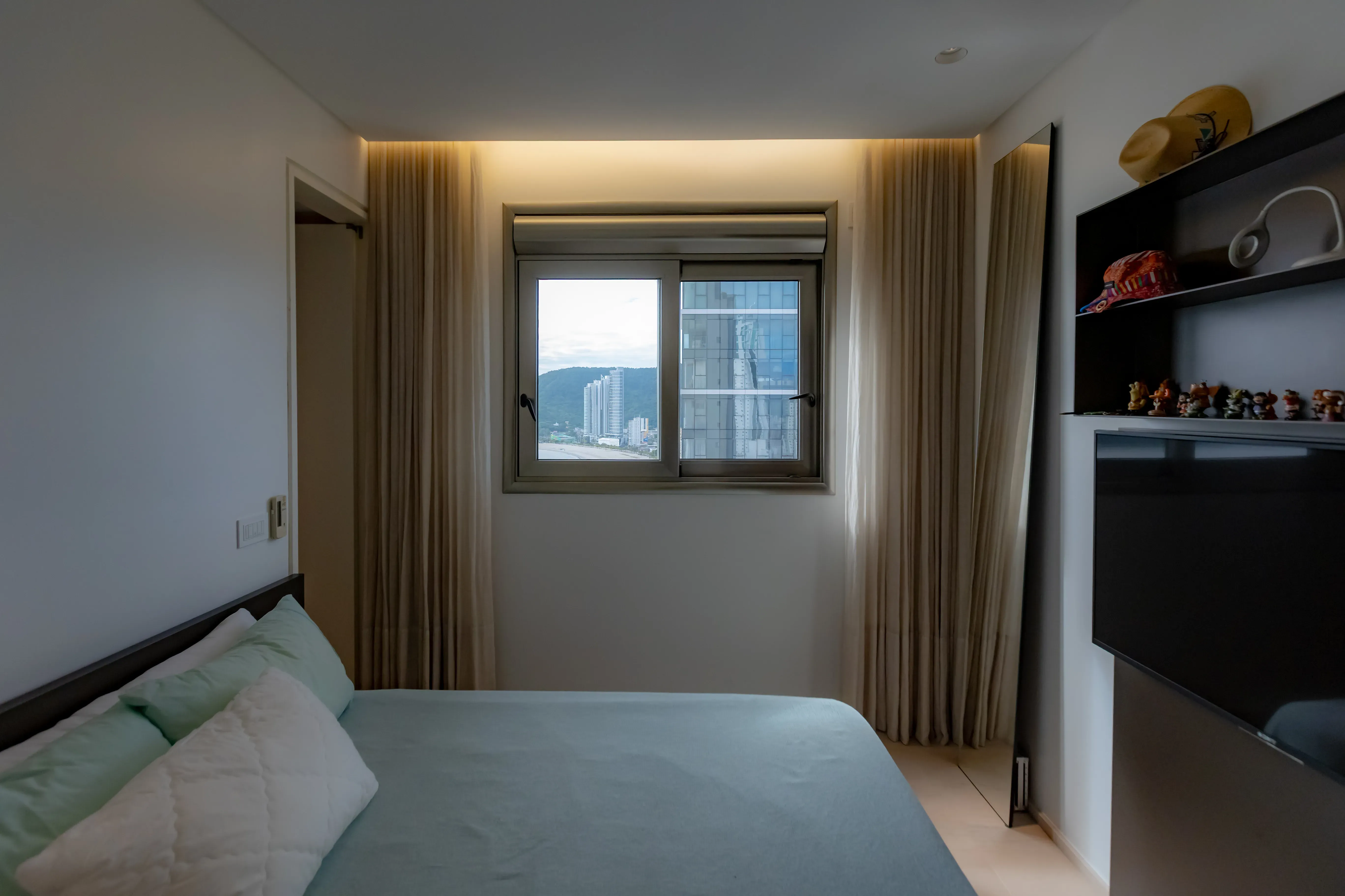 Apartamento mobiliado com 4 suítes e 5 vagas de garagem na Avenida Atlântica em Balneário Camboriú