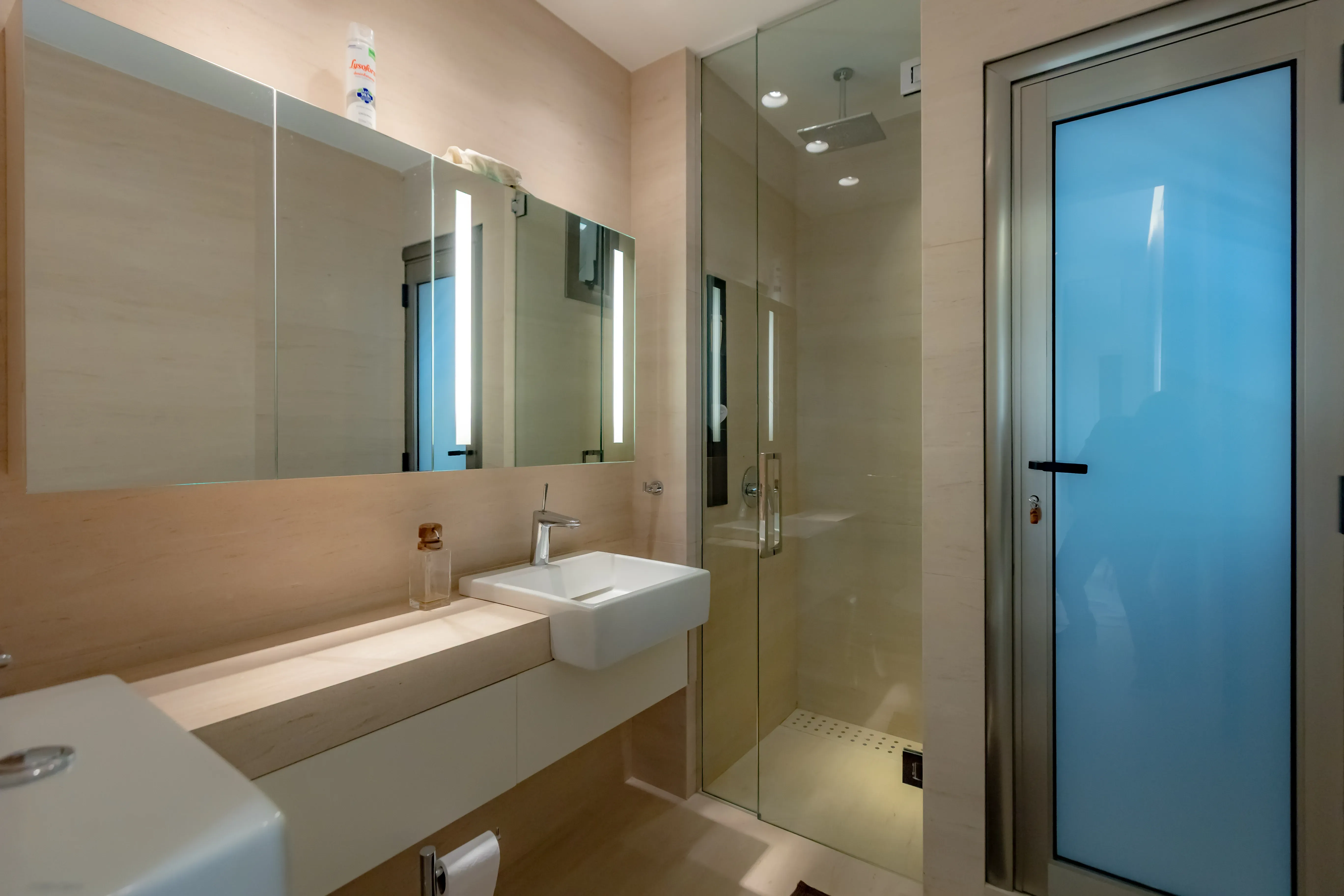 Apartamento mobiliado com 4 suítes e 5 vagas de garagem na Avenida Atlântica em Balneário Camboriú