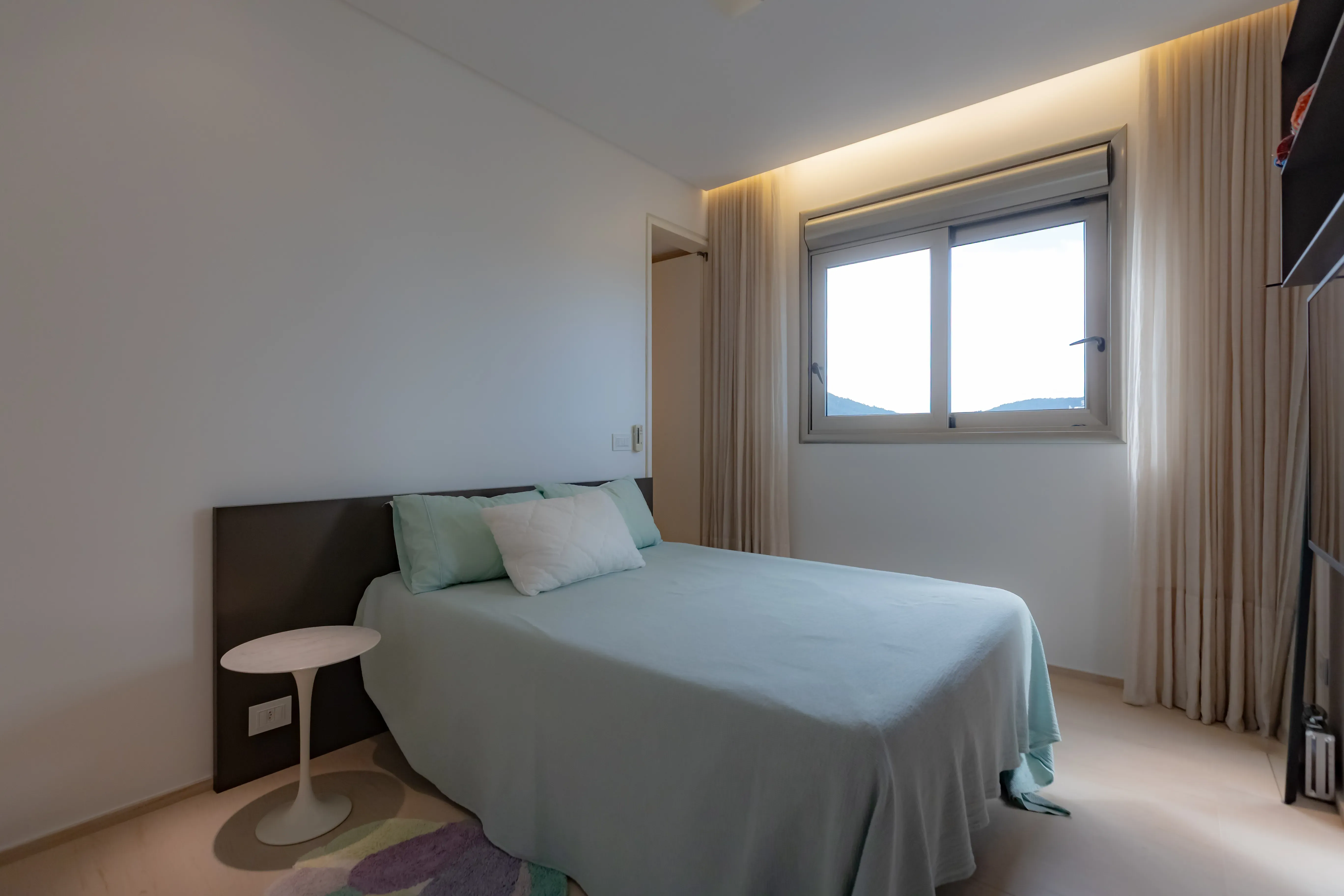 Apartamento mobiliado com 4 suítes e 5 vagas de garagem na Avenida Atlântica em Balneário Camboriú