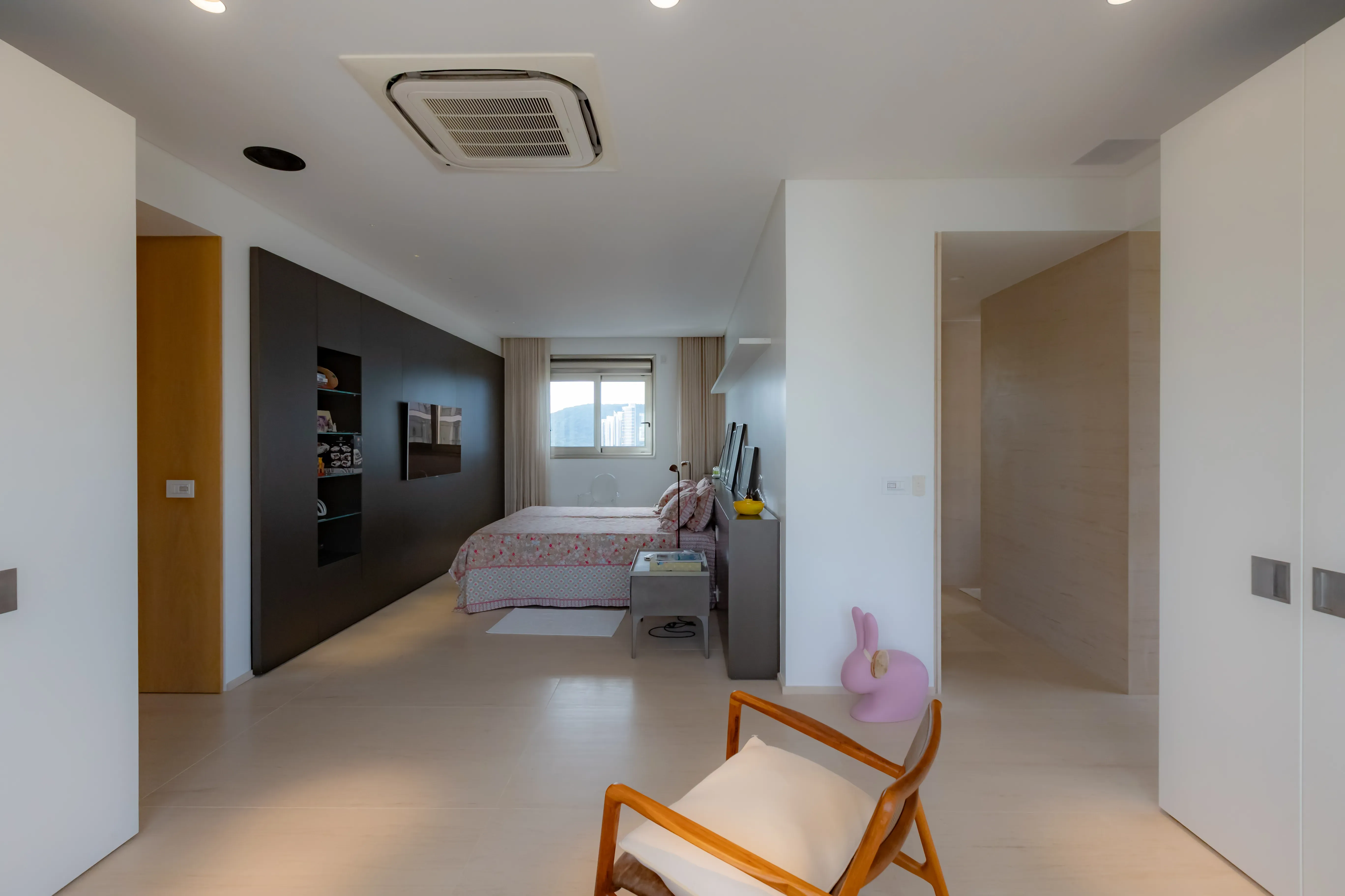 Apartamento mobiliado com 4 suítes e 5 vagas de garagem na Avenida Atlântica em Balneário Camboriú