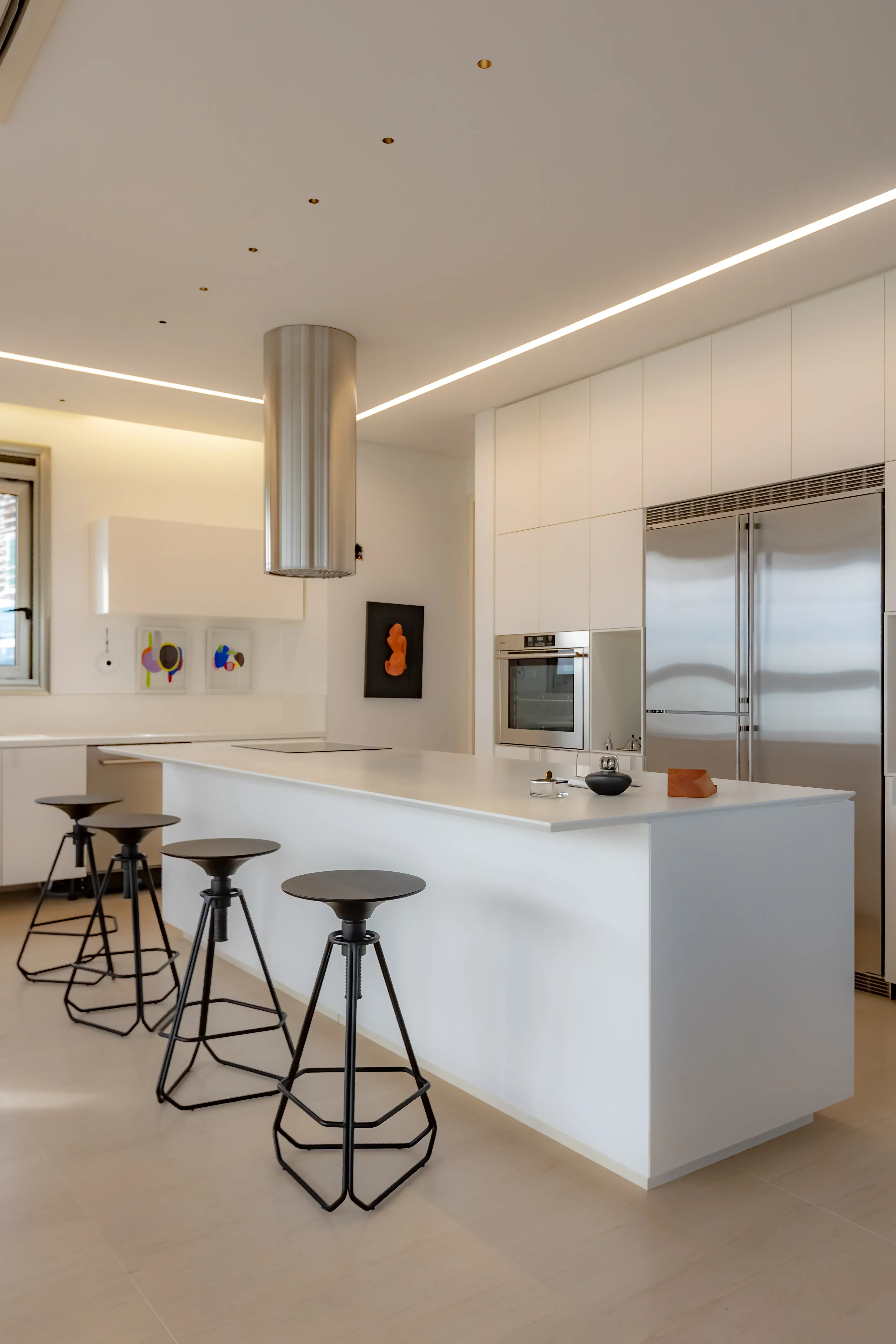 Apartamento mobiliado com 4 suítes e 5 vagas de garagem na Avenida Atlântica em Balneário Camboriú