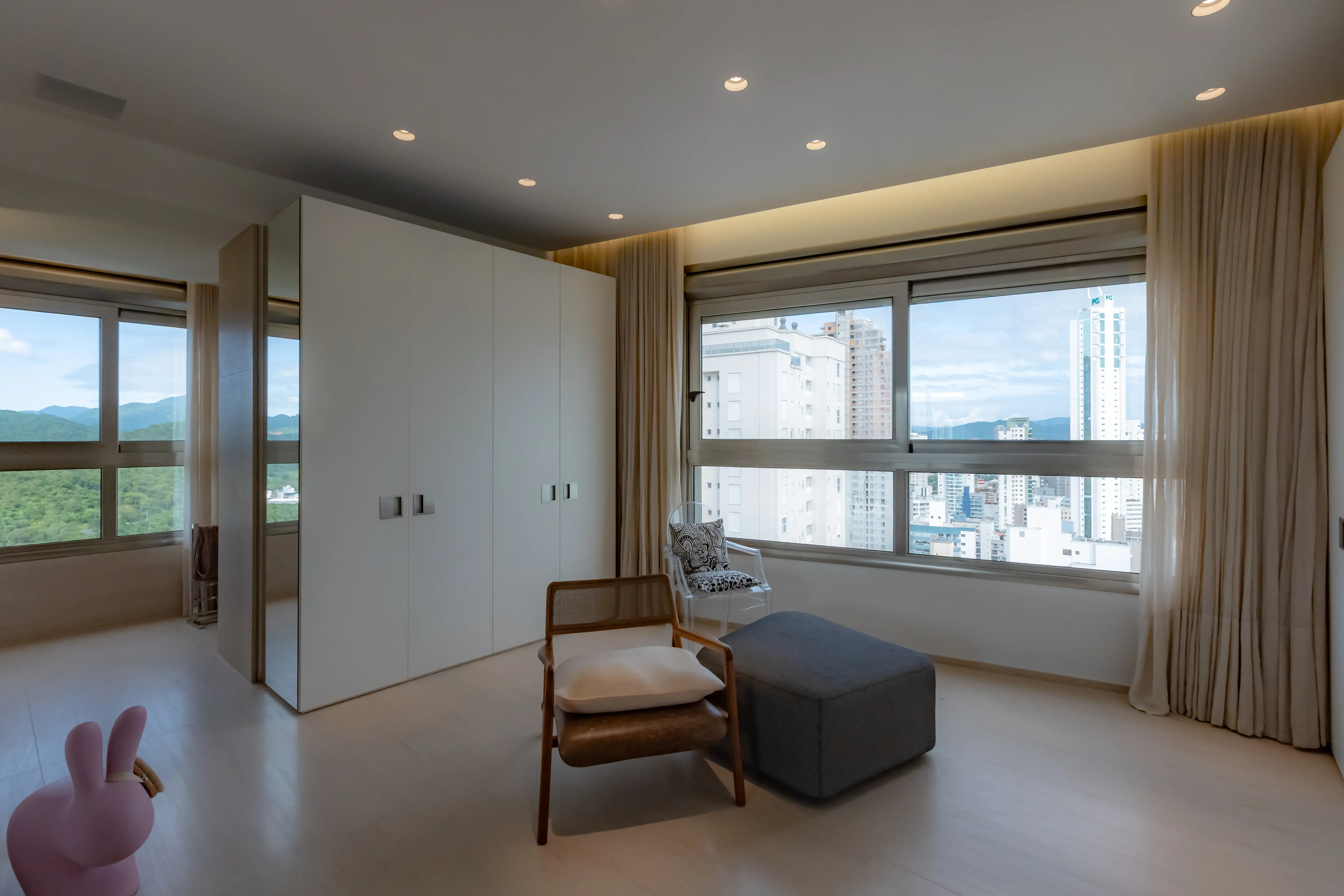 Apartamento mobiliado com 4 suítes e 5 vagas de garagem na Avenida Atlântica em Balneário Camboriú