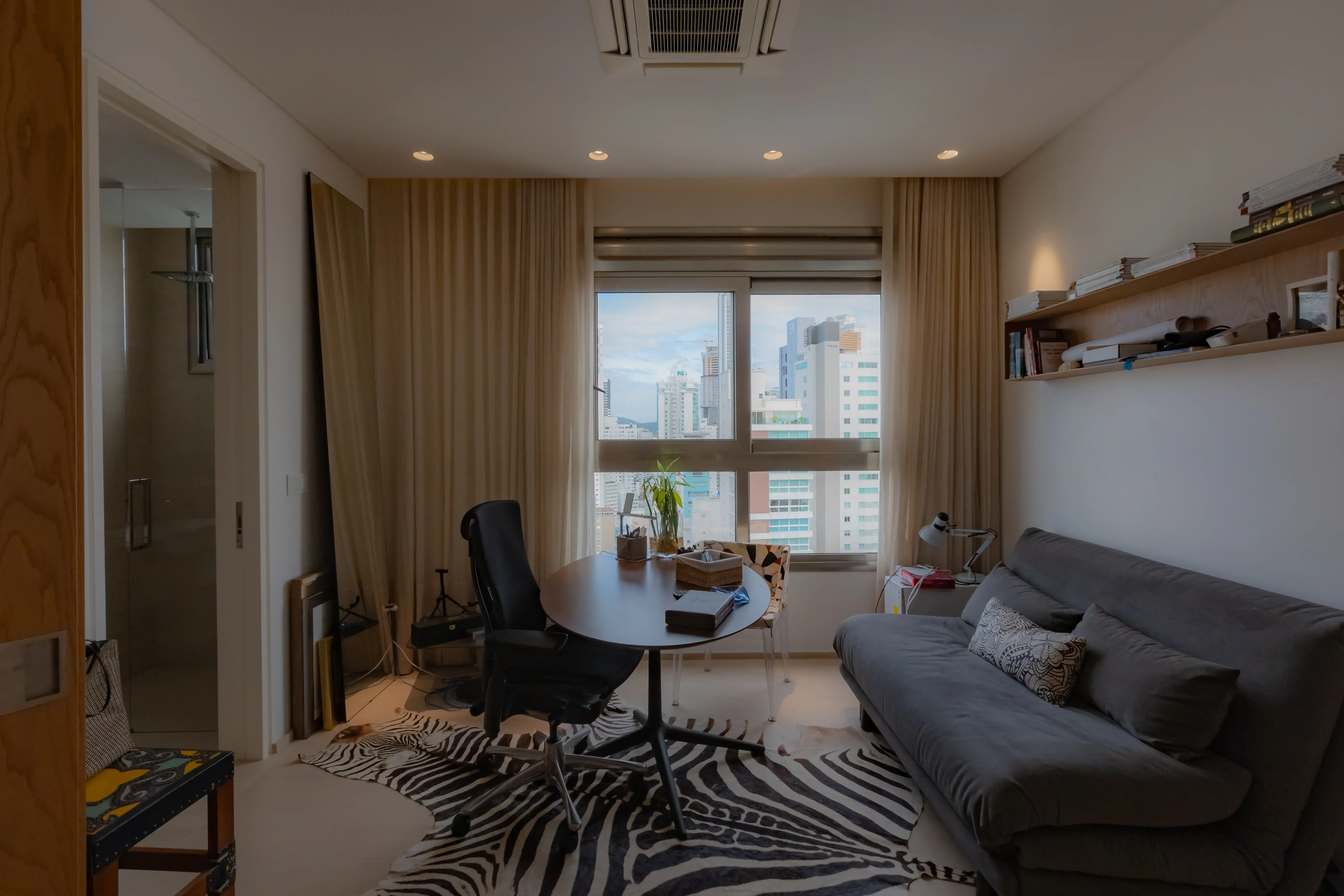 Apartamento mobiliado com 4 suítes e 5 vagas de garagem na Avenida Atlântica em Balneário Camboriú