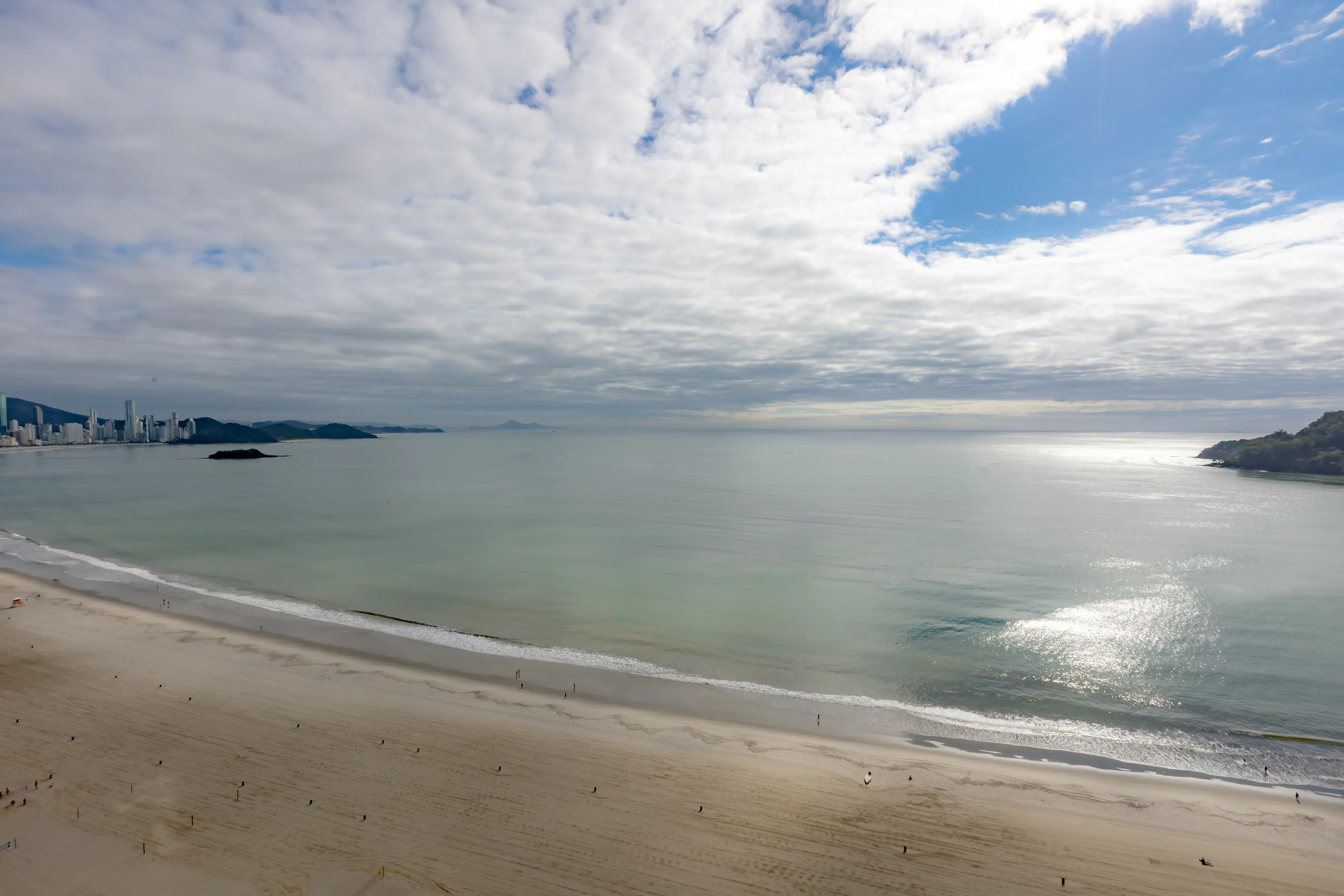 Apartamento mobiliado com 4 suítes e 5 vagas de garagem na Avenida Atlântica em Balneário Camboriú