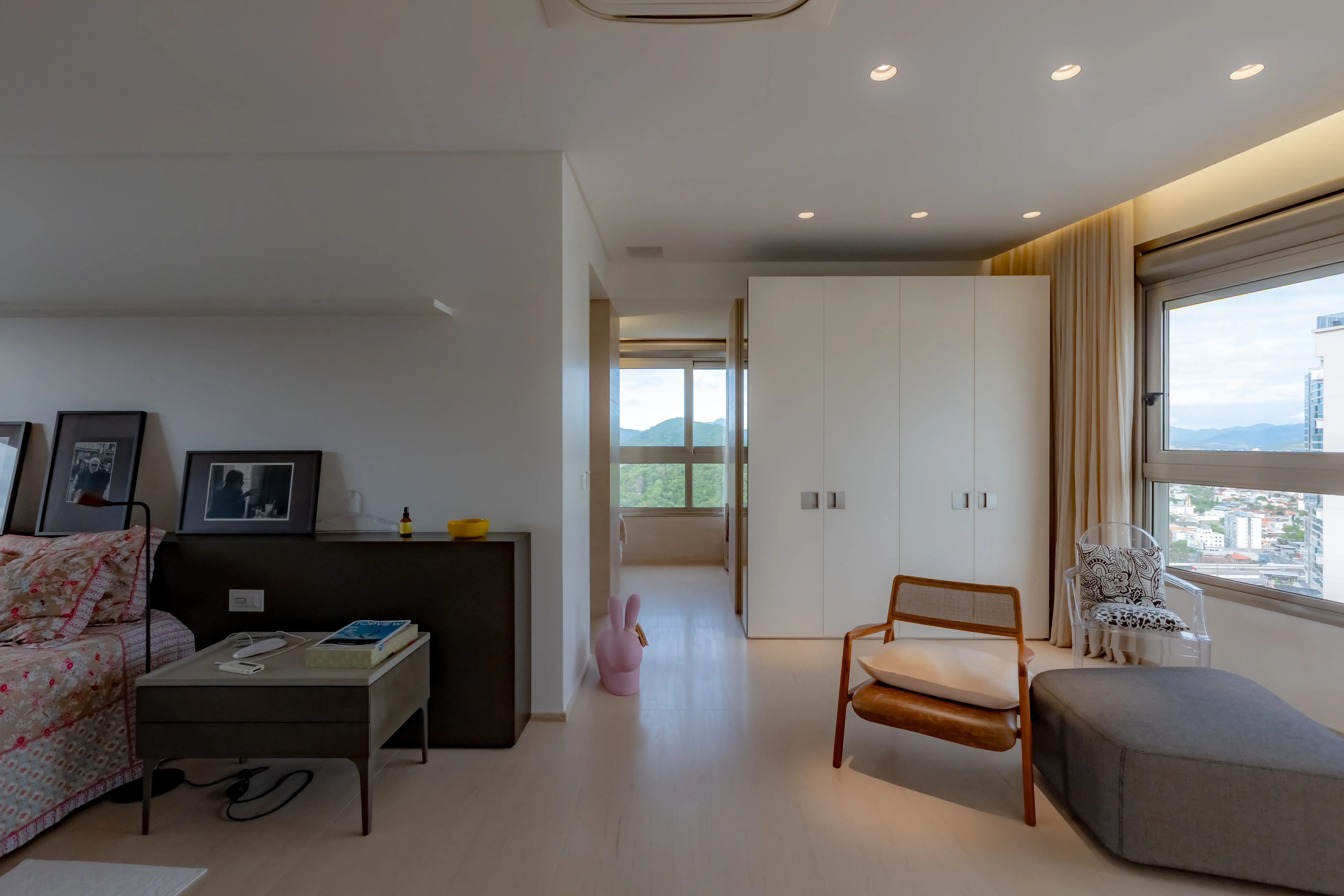 Apartamento mobiliado com 4 suítes e 5 vagas de garagem na Avenida Atlântica em Balneário Camboriú