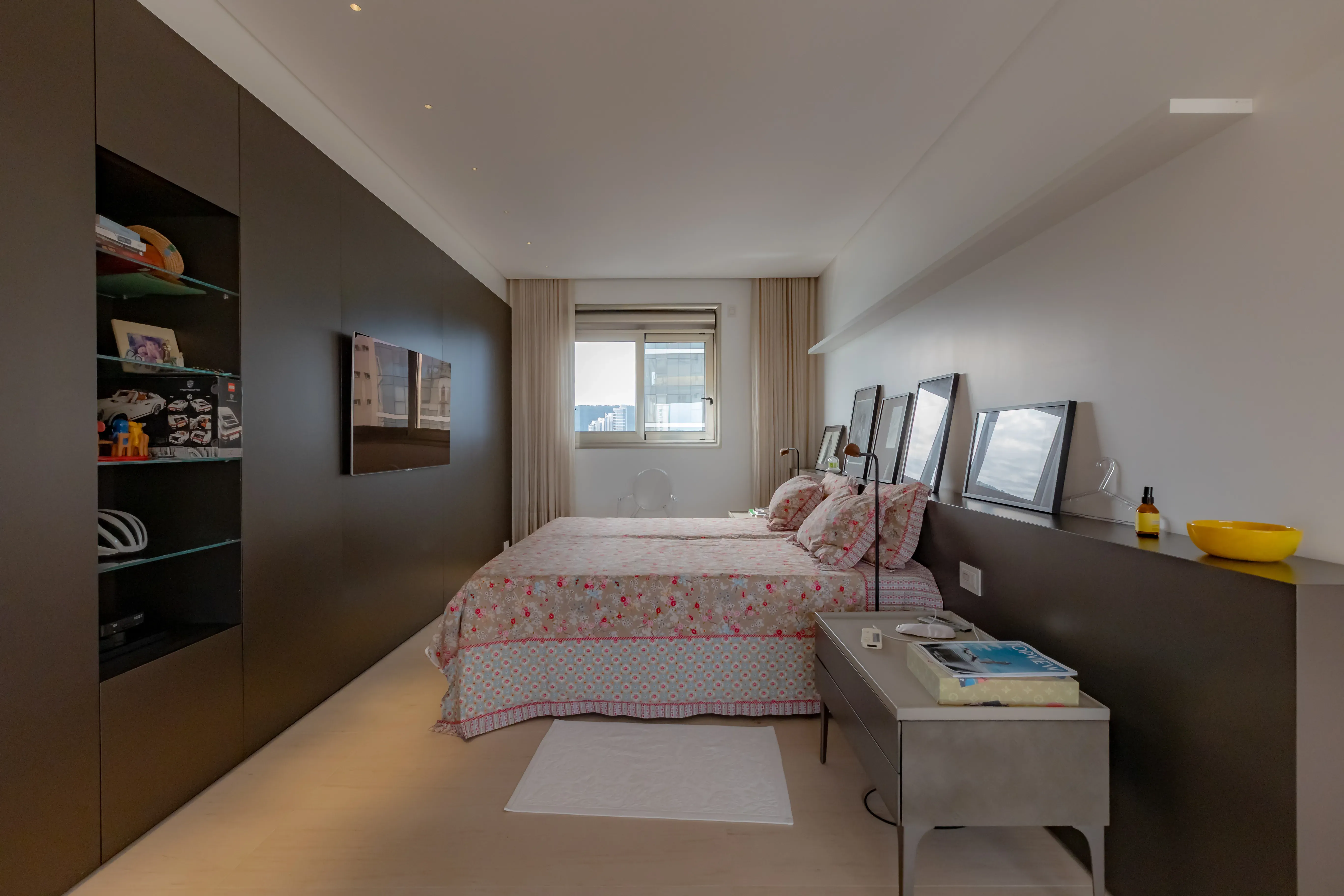 Apartamento mobiliado com 4 suítes e 5 vagas de garagem na Avenida Atlântica em Balneário Camboriú