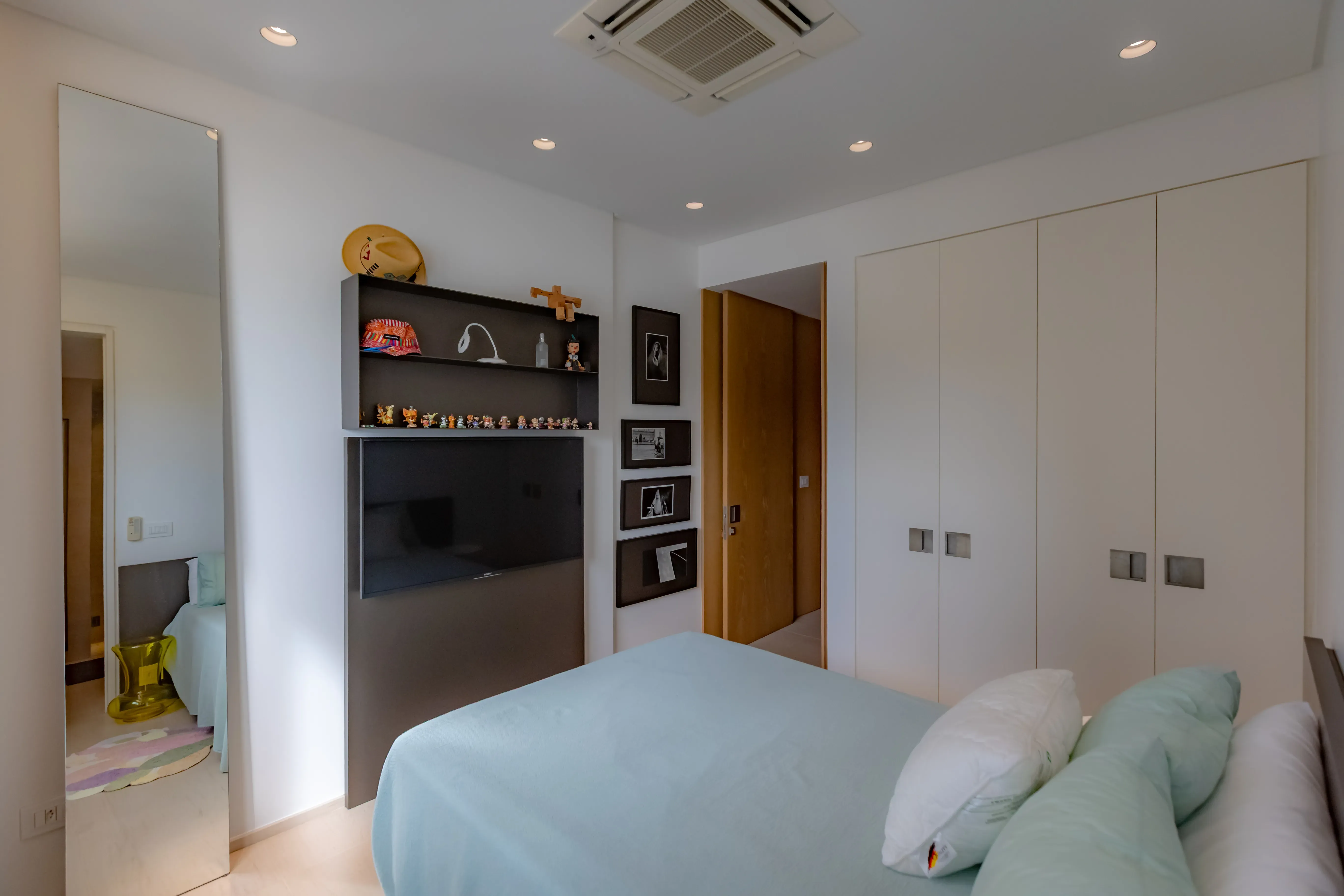 Apartamento mobiliado com 4 suítes e 5 vagas de garagem na Avenida Atlântica em Balneário Camboriú