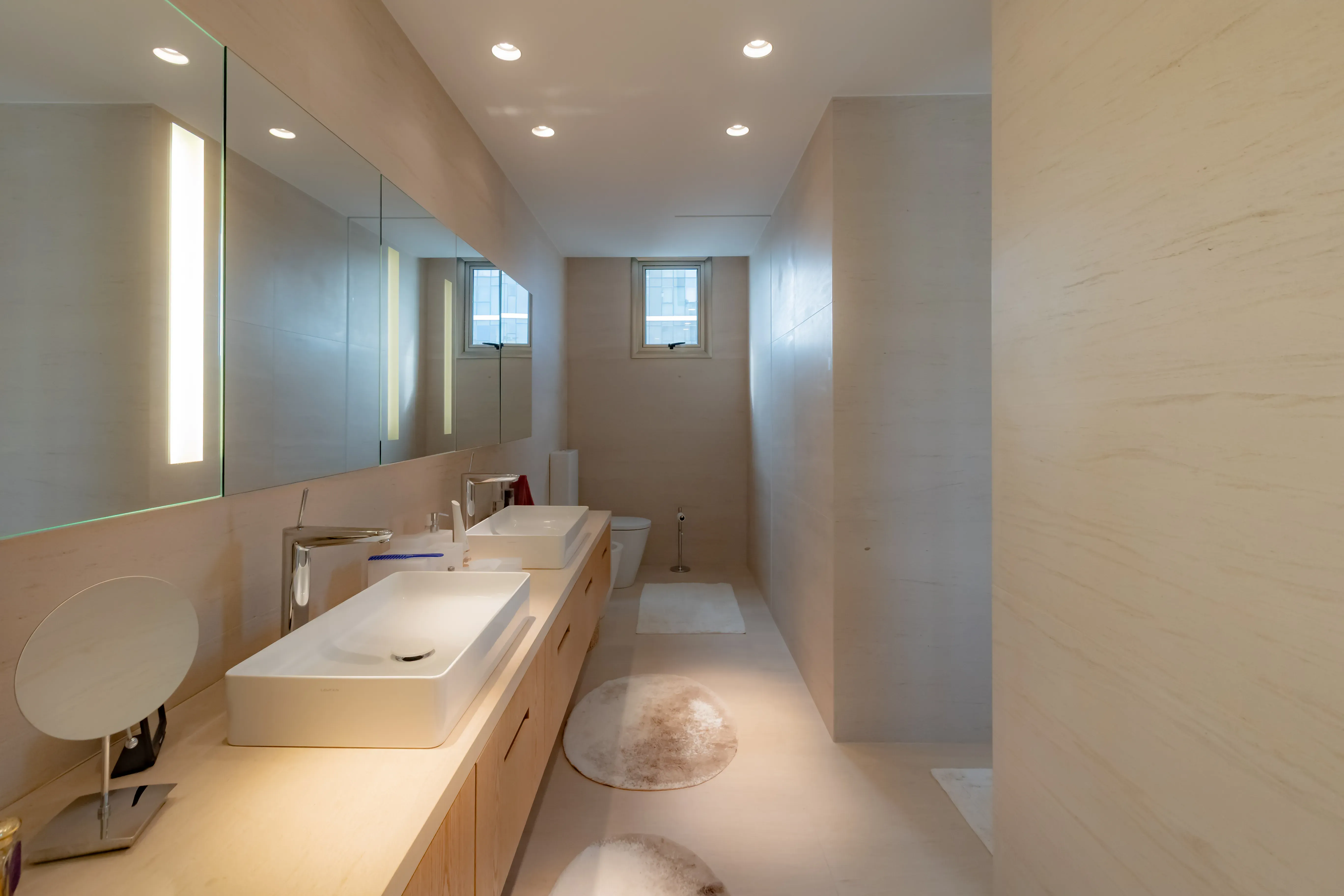 Apartamento mobiliado com 4 suítes e 5 vagas de garagem na Avenida Atlântica em Balneário Camboriú