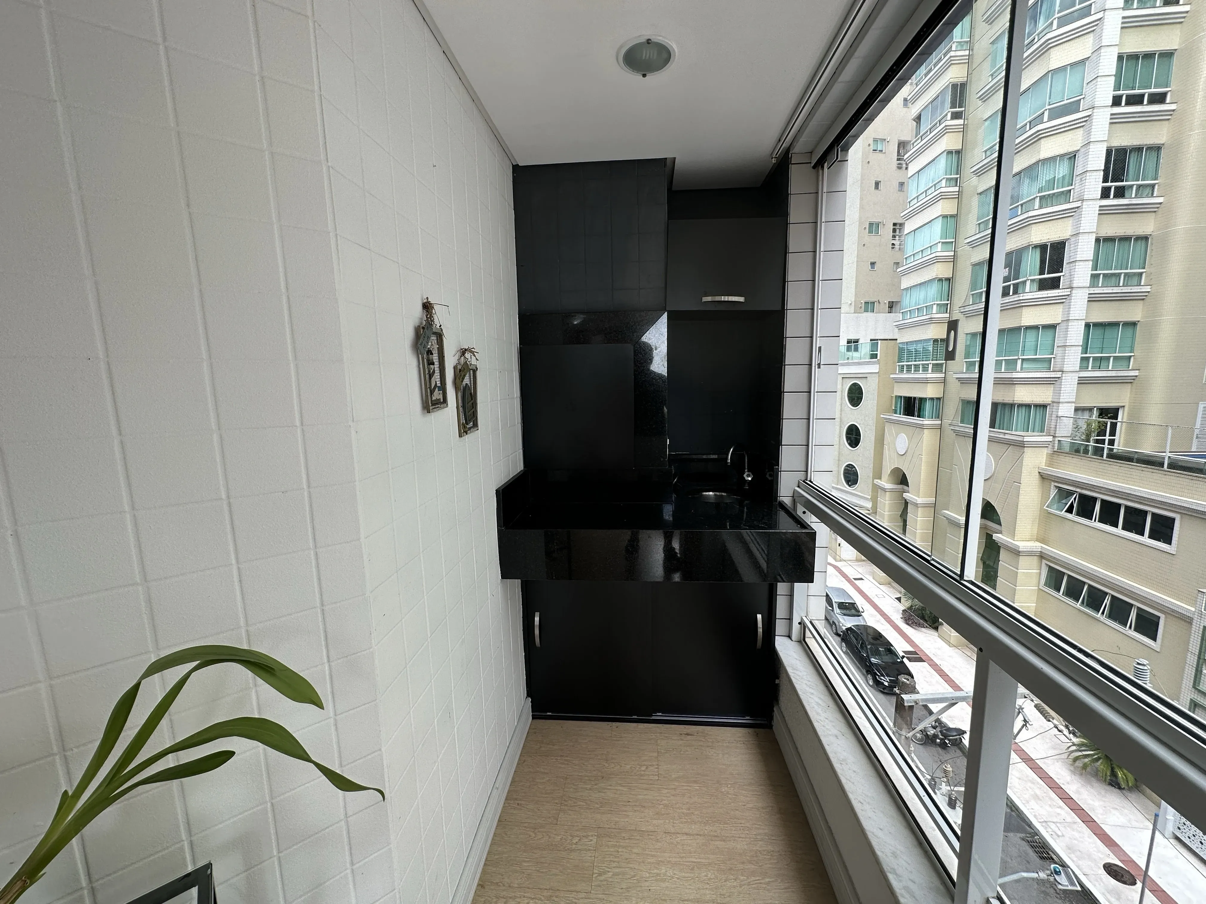 Apartamento mobiliado vista mar com 3 dormitórios sendo 2 suítes e 2 vagas, na Barra Sul-BC