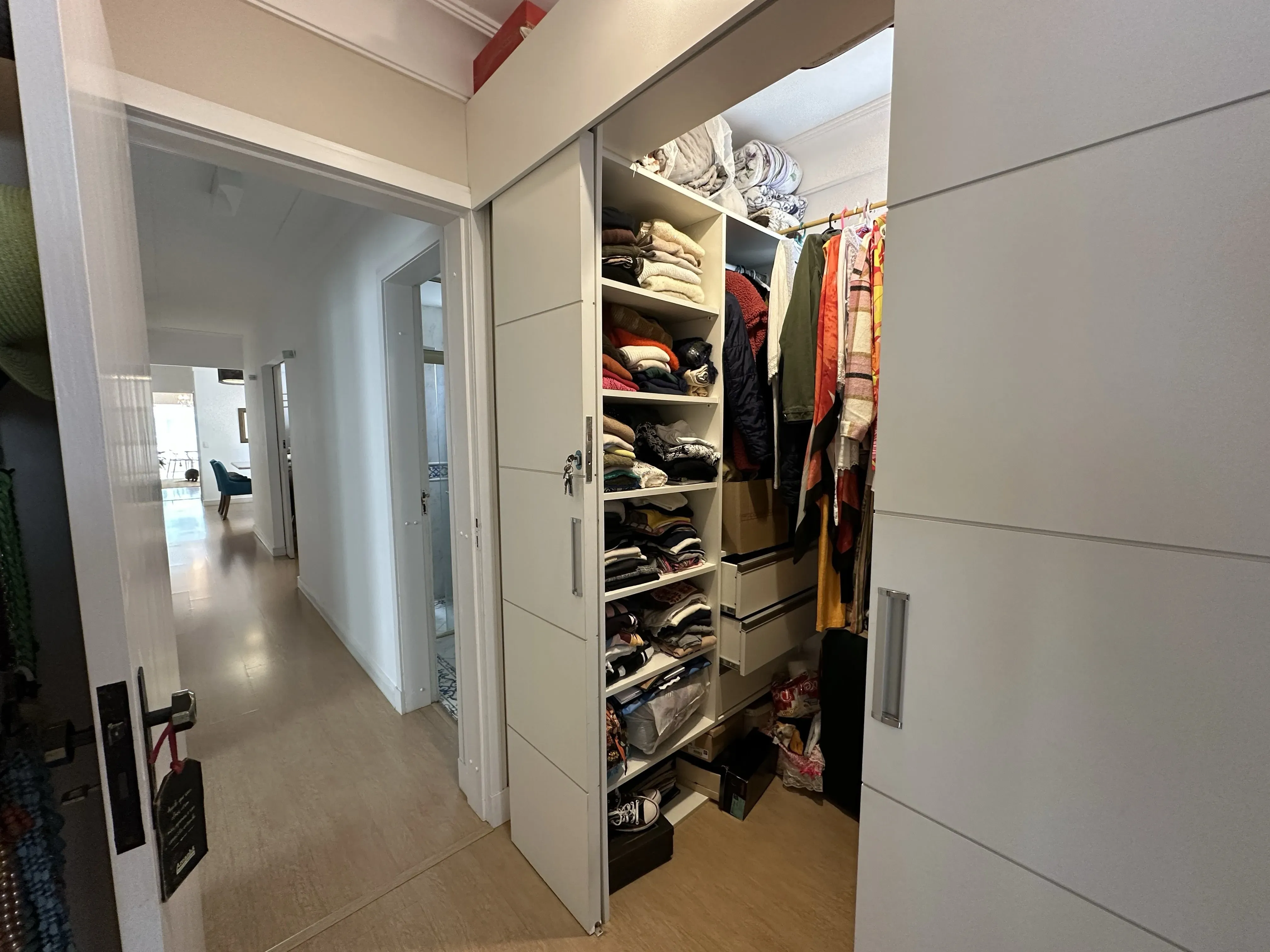 Apartamento mobiliado vista mar com 3 dormitórios sendo 2 suítes e 2 vagas, na Barra Sul-BC