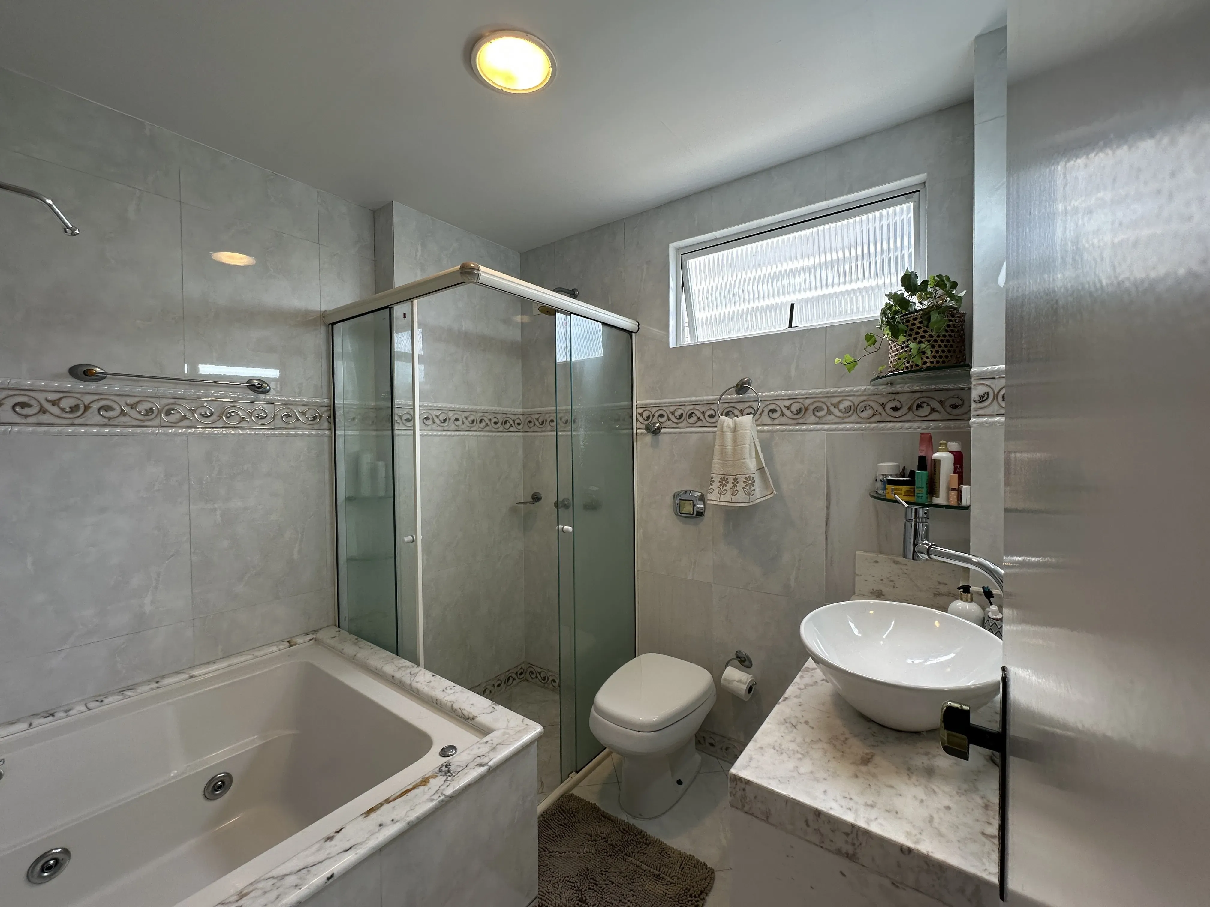 Apartamento mobiliado vista mar com 3 dormitórios sendo 2 suítes e 2 vagas, na Barra Sul-BC