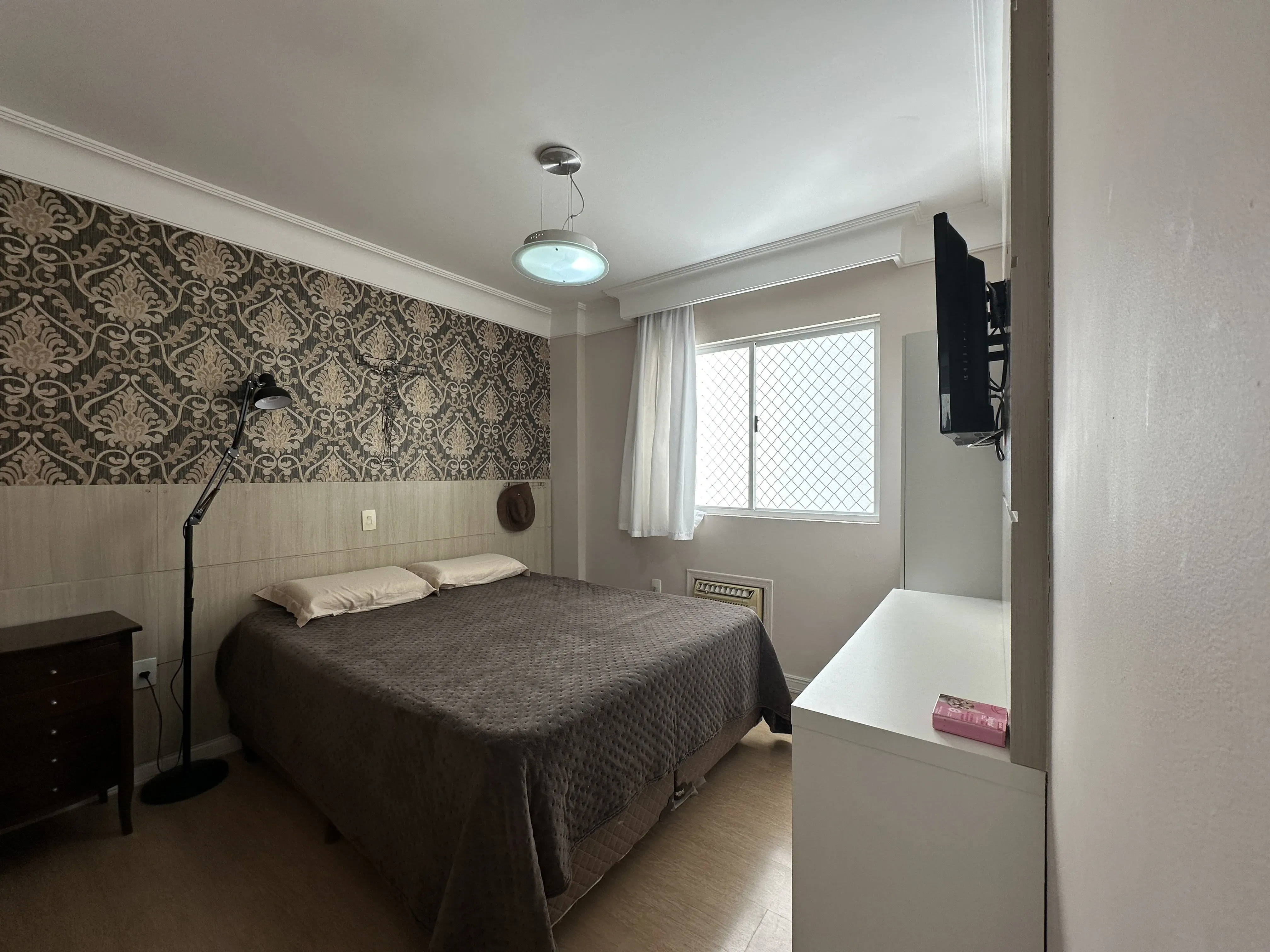 Apartamento mobiliado vista mar com 3 dormitórios sendo 2 suítes e 2 vagas, na Barra Sul-BC