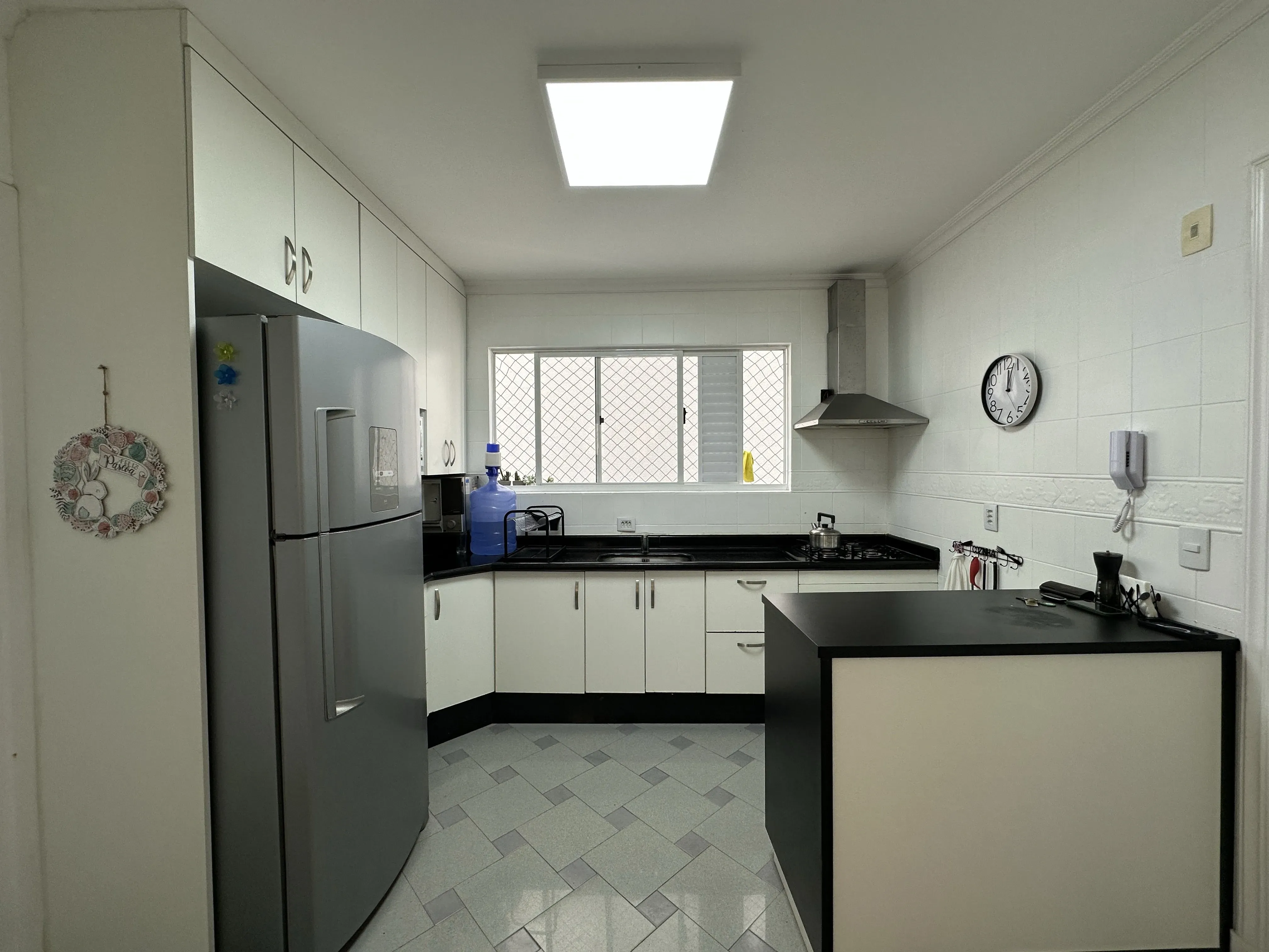 Apartamento mobiliado vista mar com 3 dormitórios sendo 2 suítes e 2 vagas, na Barra Sul-BC