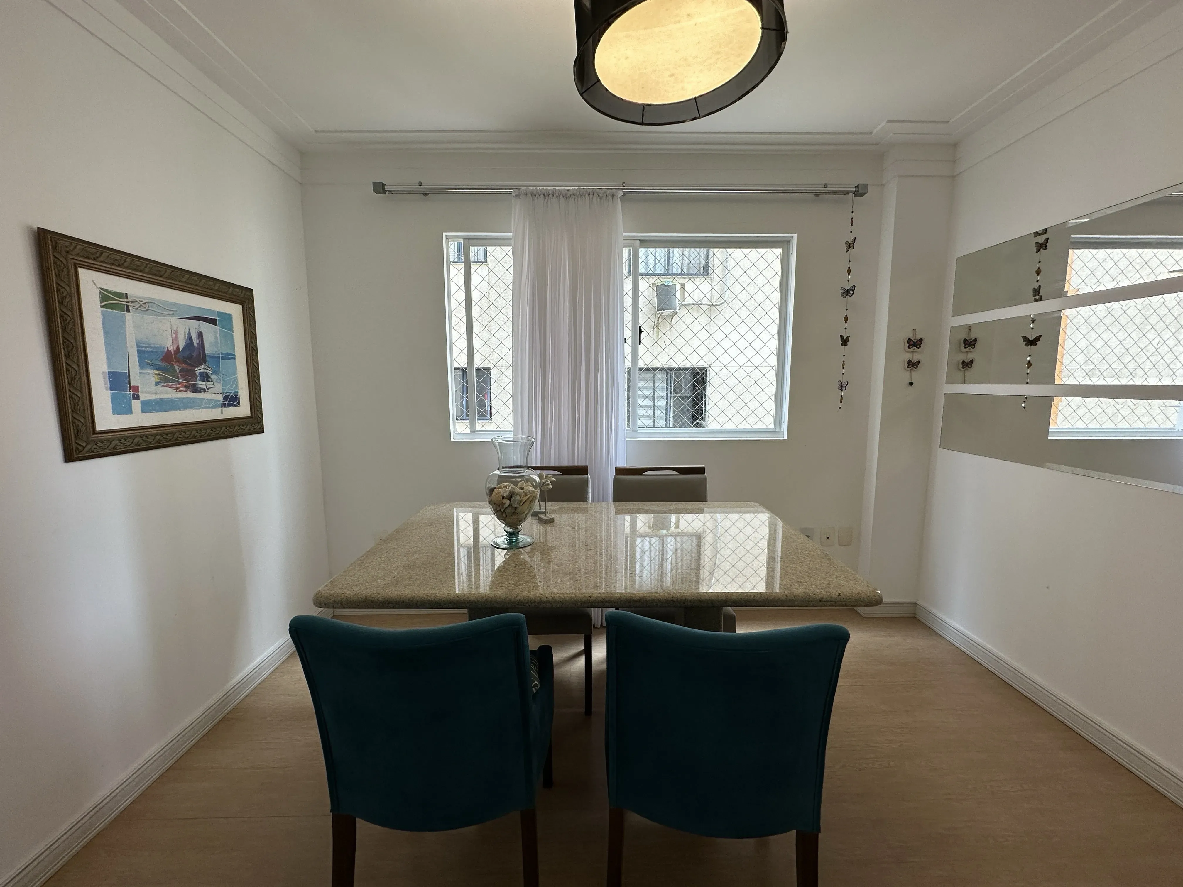 Apartamento mobiliado vista mar com 3 dormitórios sendo 2 suítes e 2 vagas, na Barra Sul-BC