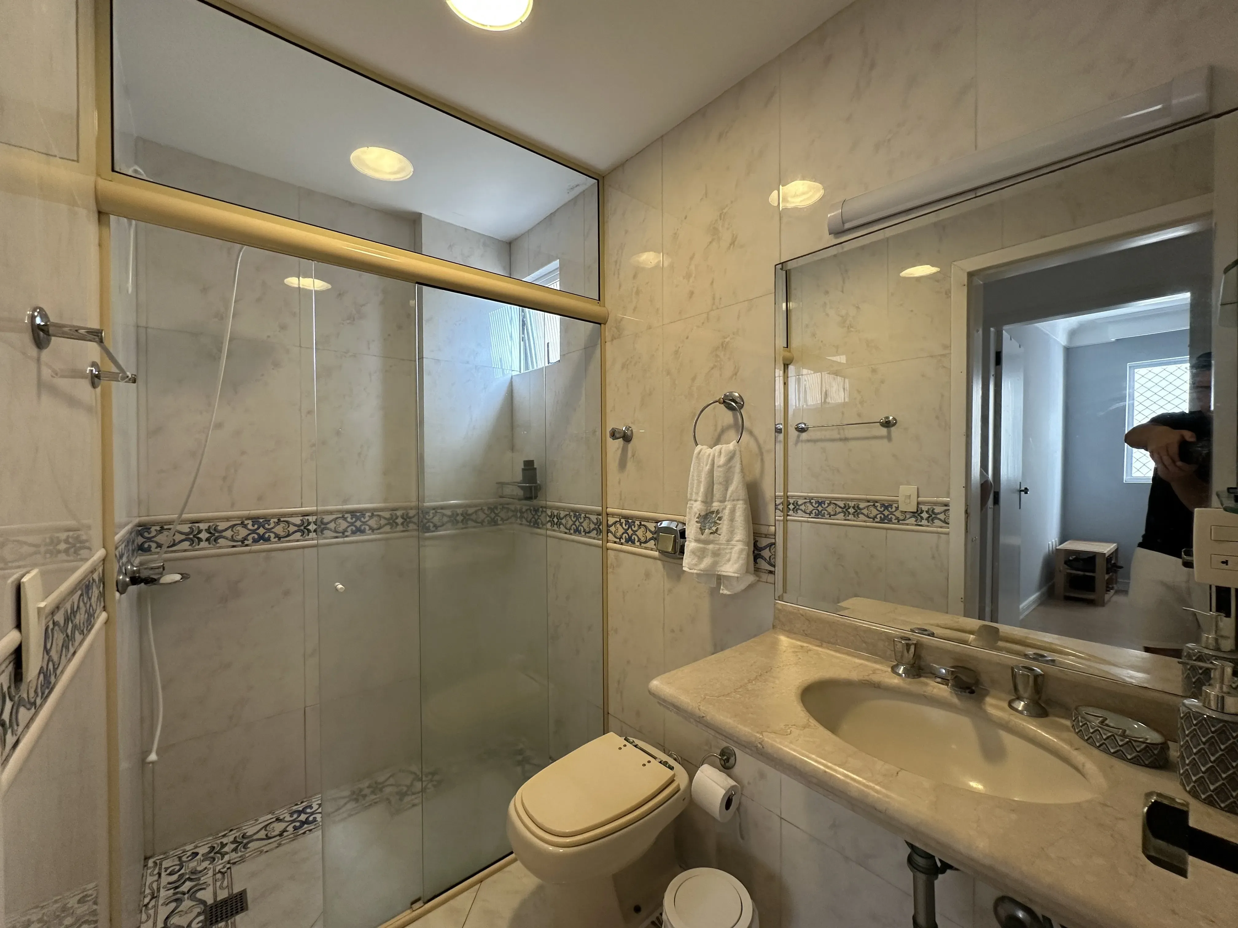 Apartamento mobiliado vista mar com 3 dormitórios sendo 2 suítes e 2 vagas, na Barra Sul-BC