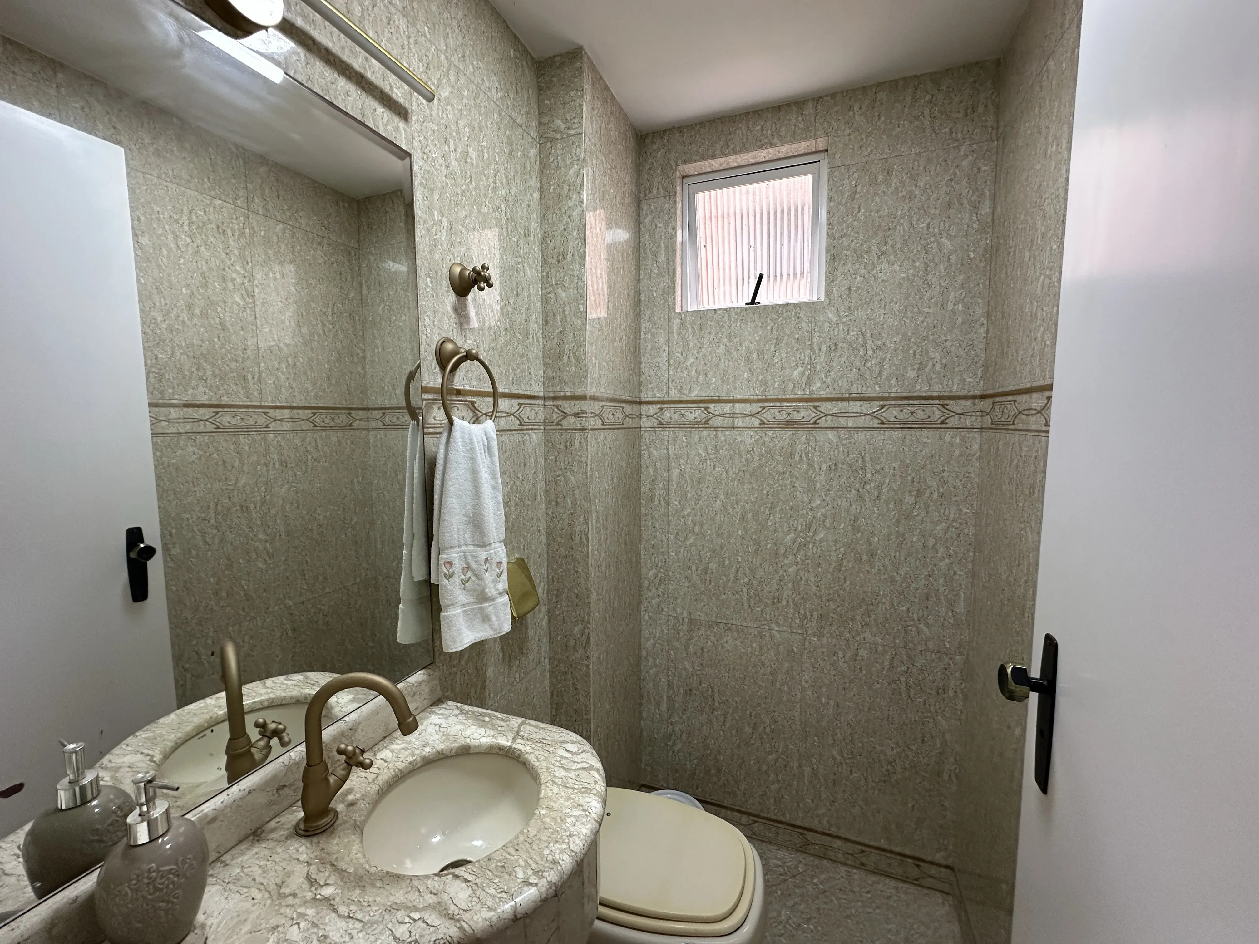 Apartamento mobiliado vista mar com 3 dormitórios sendo 2 suítes e 2 vagas, na Barra Sul-BC