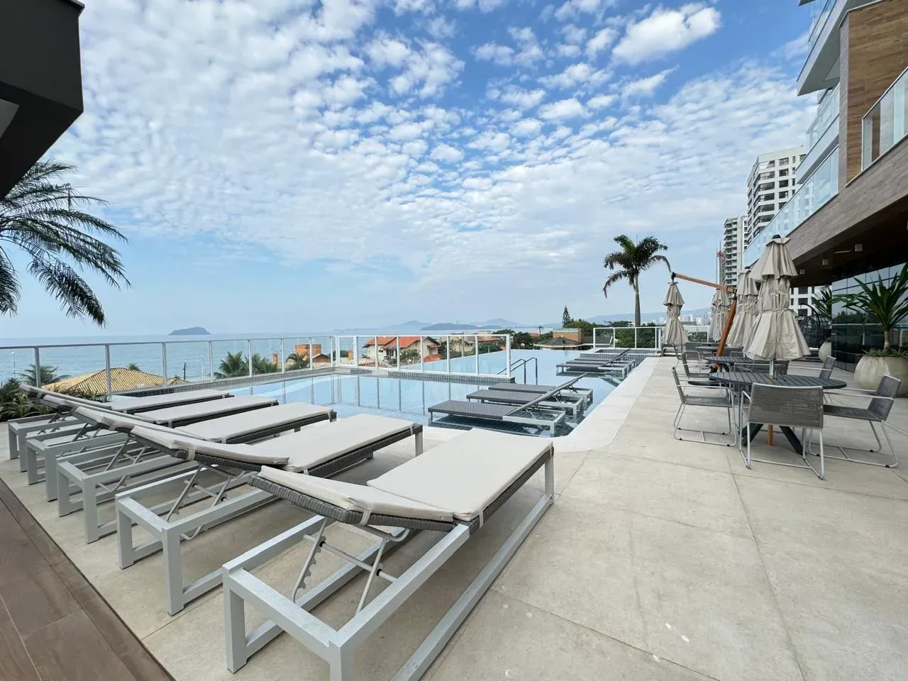 Apartamento com vista de frente mar com 3 suítes e 2 vagas de garagem em Balneário Piçarras