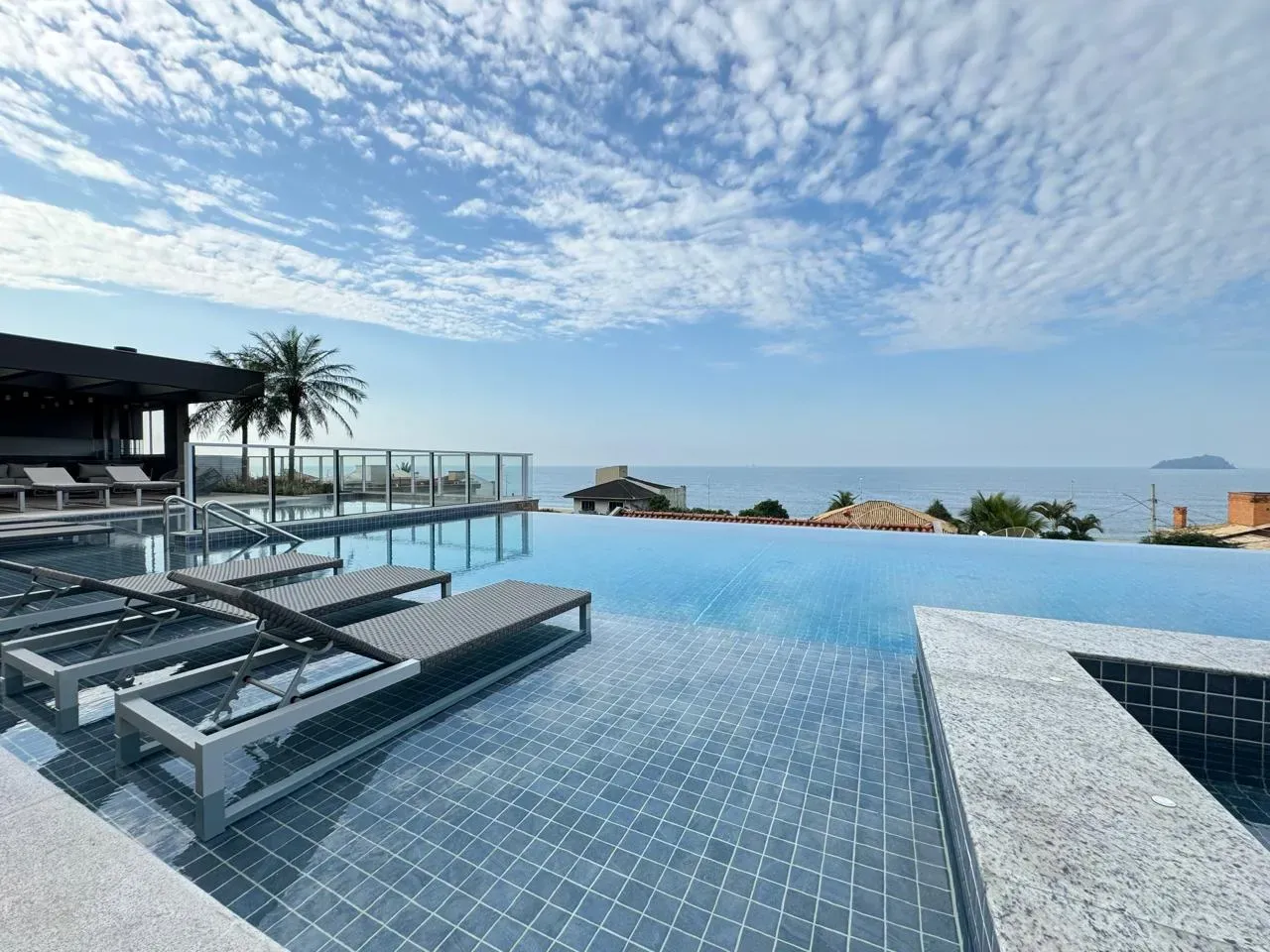 Apartamento com vista de frente mar com 3 suítes e 2 vagas de garagem em Balneário Piçarras