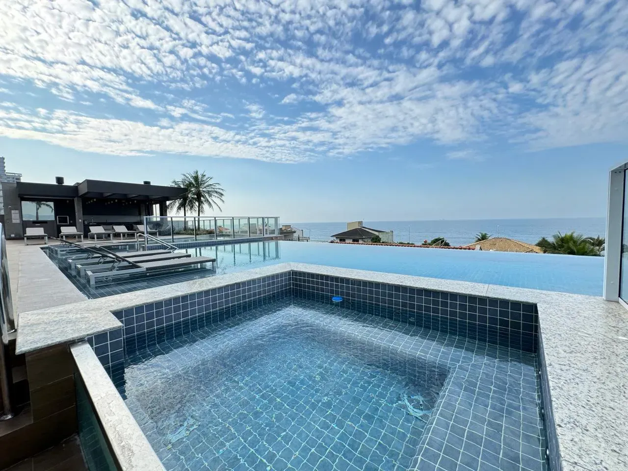 Apartamento com vista de frente mar com 3 suítes e 2 vagas de garagem em Balneário Piçarras