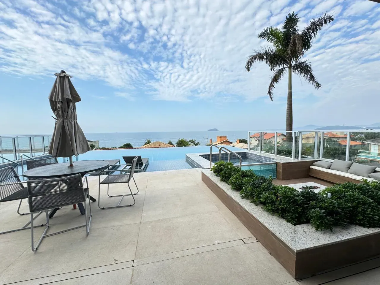 Apartamento com vista de frente mar com 3 suítes e 2 vagas de garagem em Balneário Piçarras