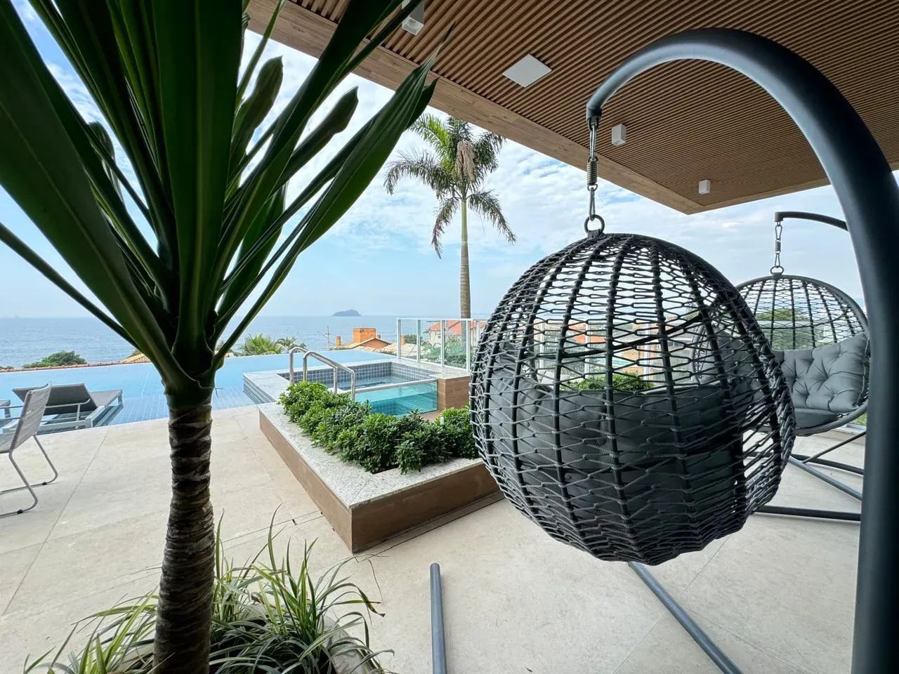 Apartamento com vista de frente mar com 3 suítes e 2 vagas de garagem em Balneário Piçarras