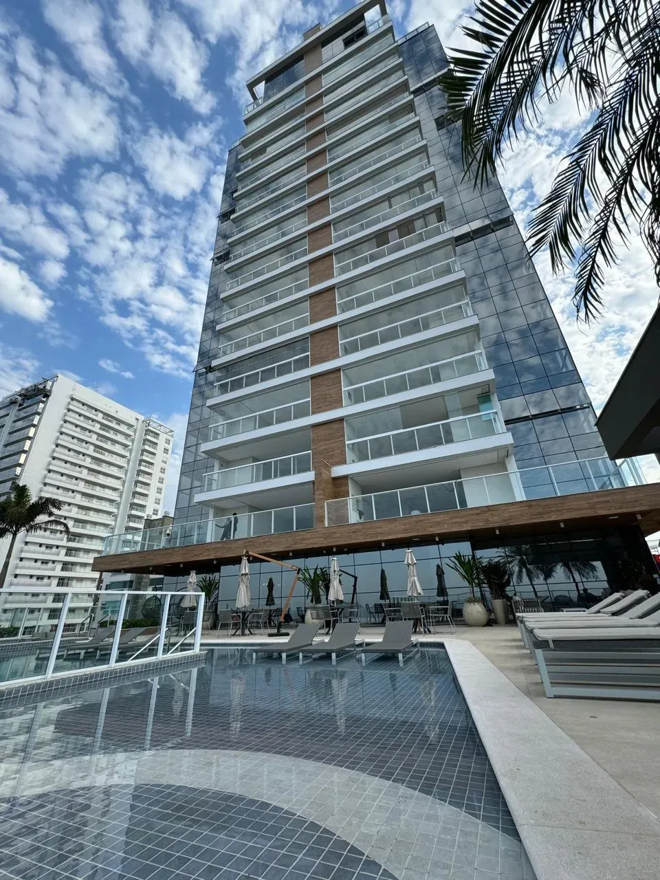 Apartamento com vista de frente mar com 3 suítes e 2 vagas de garagem em Balneário Piçarras