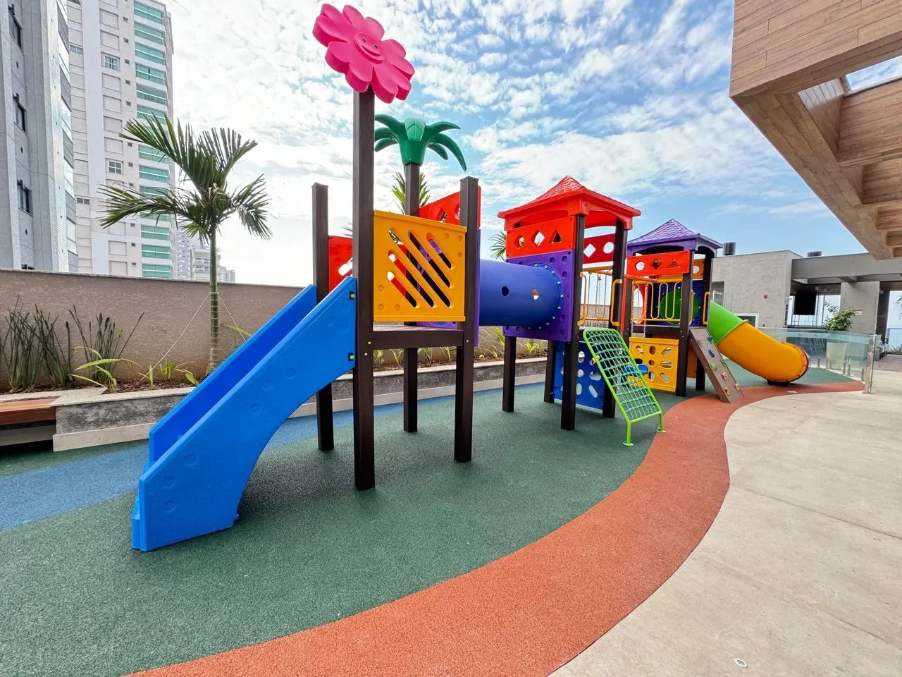 Apartamento com vista de frente mar com 3 suítes e 2 vagas de garagem em Balneário Piçarras