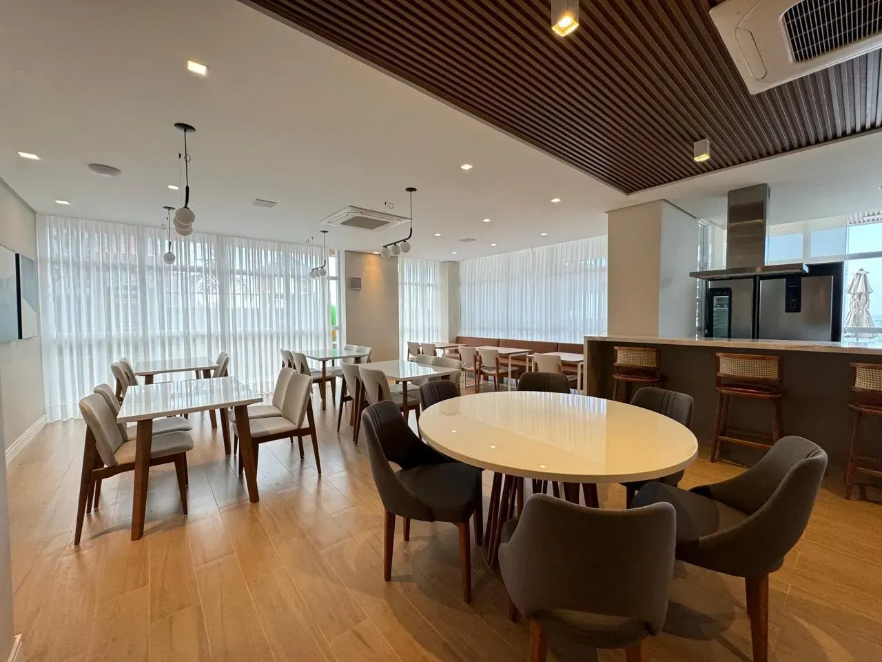 Apartamento com vista de frente mar com 3 suítes e 2 vagas de garagem em Balneário Piçarras