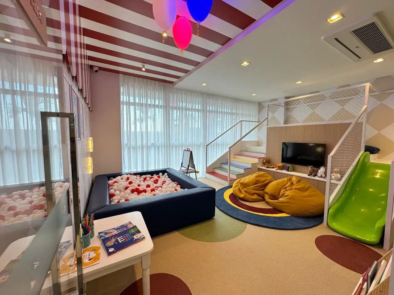 Apartamento com vista de frente mar com 3 suítes e 2 vagas de garagem em Balneário Piçarras