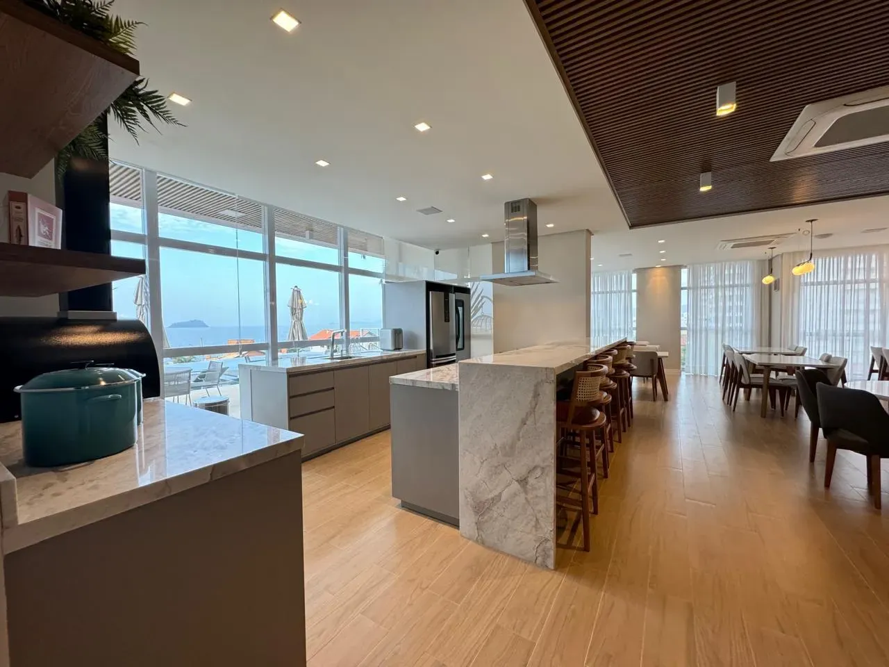 Apartamento com vista de frente mar com 3 suítes e 2 vagas de garagem em Balneário Piçarras