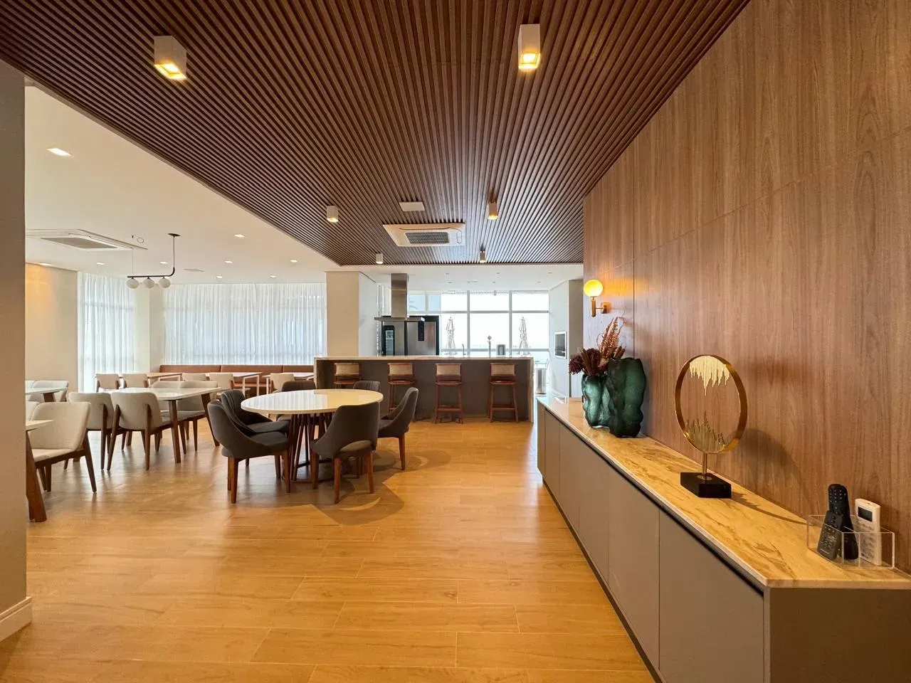 Apartamento com vista de frente mar com 3 suítes e 2 vagas de garagem em Balneário Piçarras