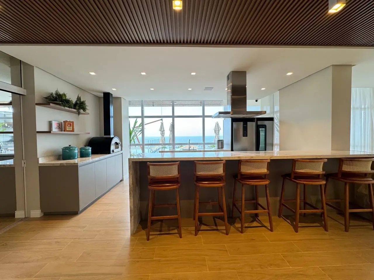 Apartamento com vista de frente mar com 3 suítes e 2 vagas de garagem em Balneário Piçarras