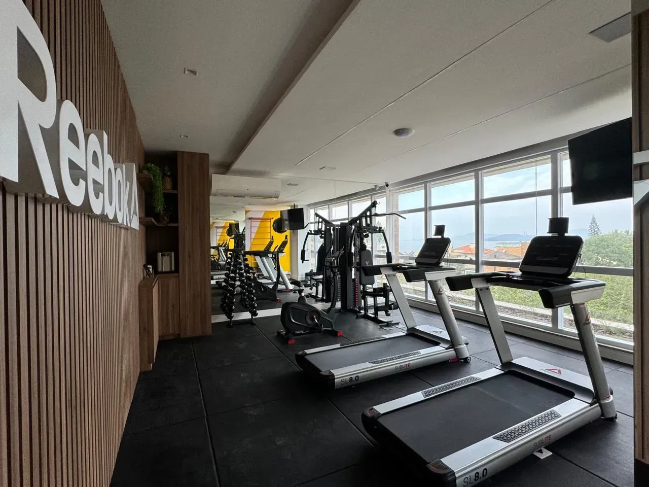 Apartamento com vista de frente mar com 3 suítes e 2 vagas de garagem em Balneário Piçarras