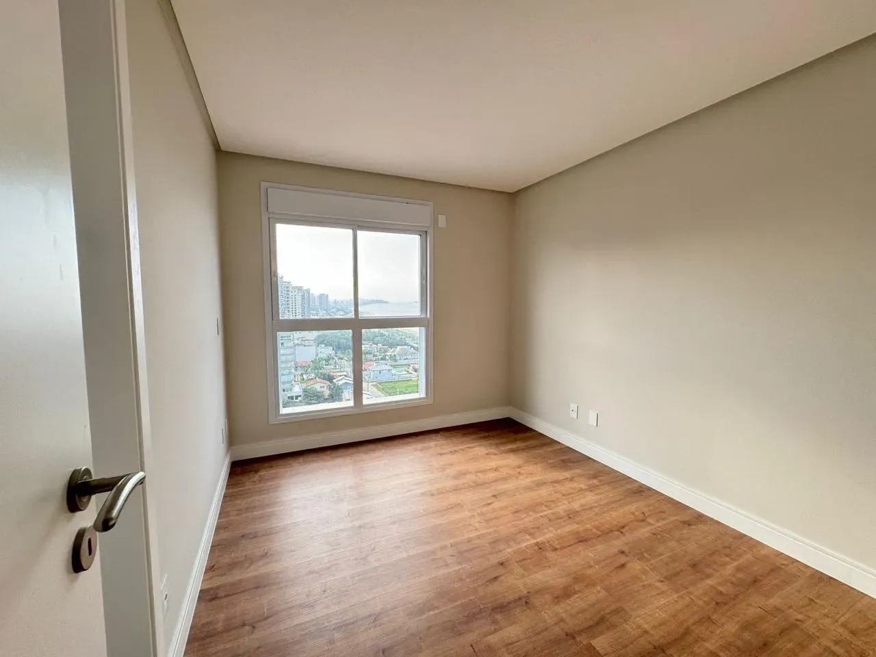 Apartamento com vista de frente mar com 3 suítes e 2 vagas de garagem em Balneário Piçarras