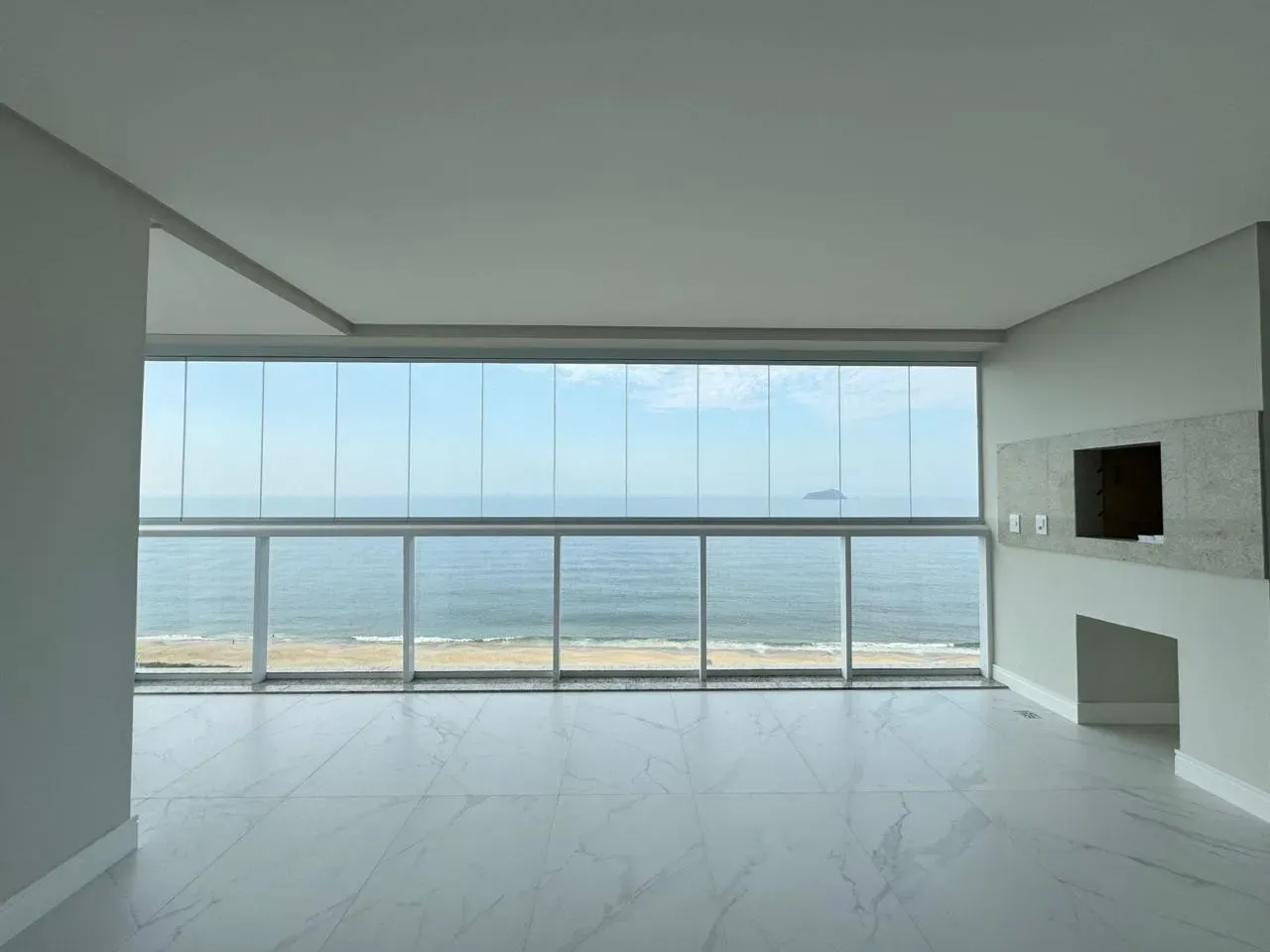 Apartamento com vista de frente mar com 3 suítes e 2 vagas de garagem em Balneário Piçarras