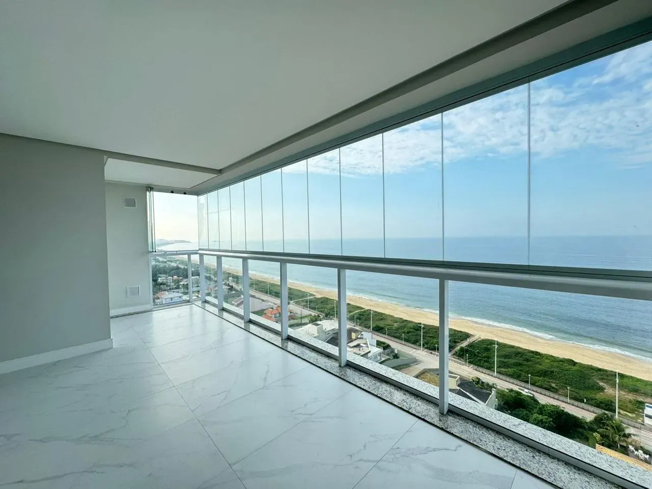 Apartamento com vista de frente mar com 3 suítes e 2 vagas de garagem em Balneário Piçarras