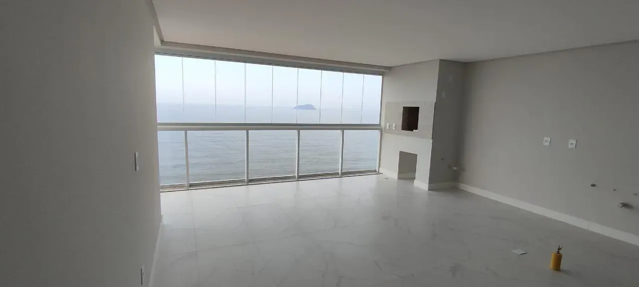 Apartamento com vista de frente mar com 3 suítes e 2 vagas de garagem em Balneário Piçarras