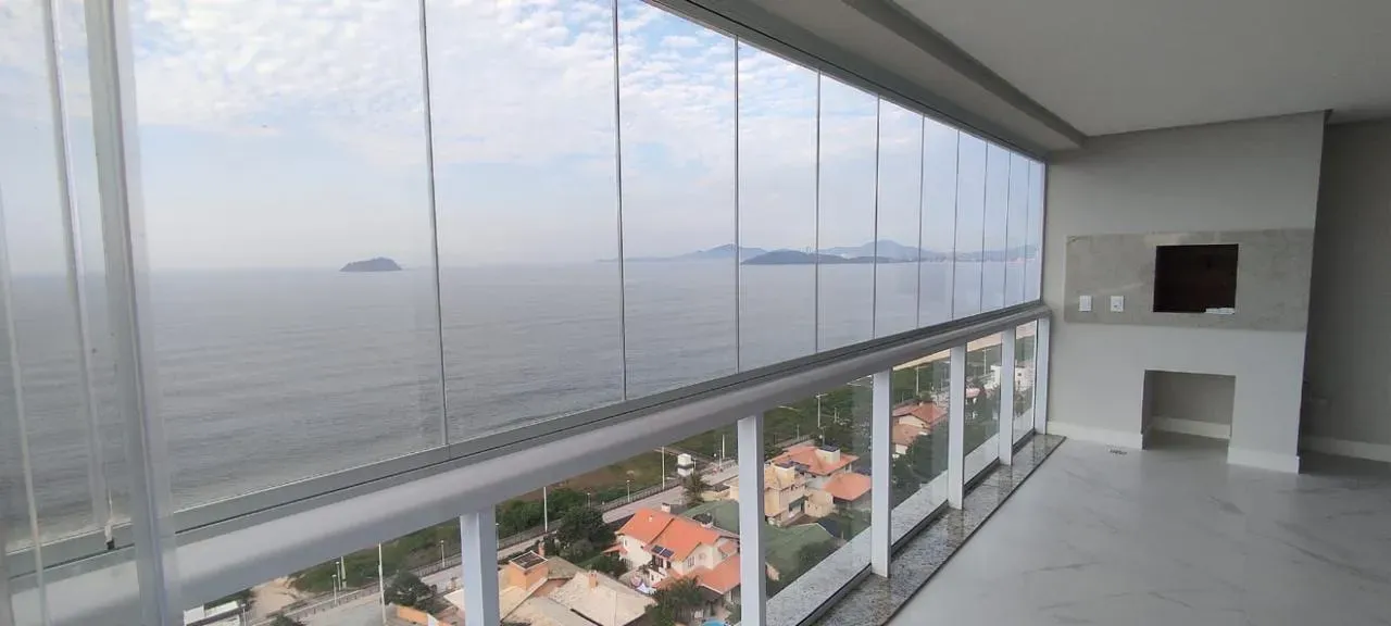 Apartamento com vista de frente mar com 3 suítes e 2 vagas de garagem em Balneário Piçarras