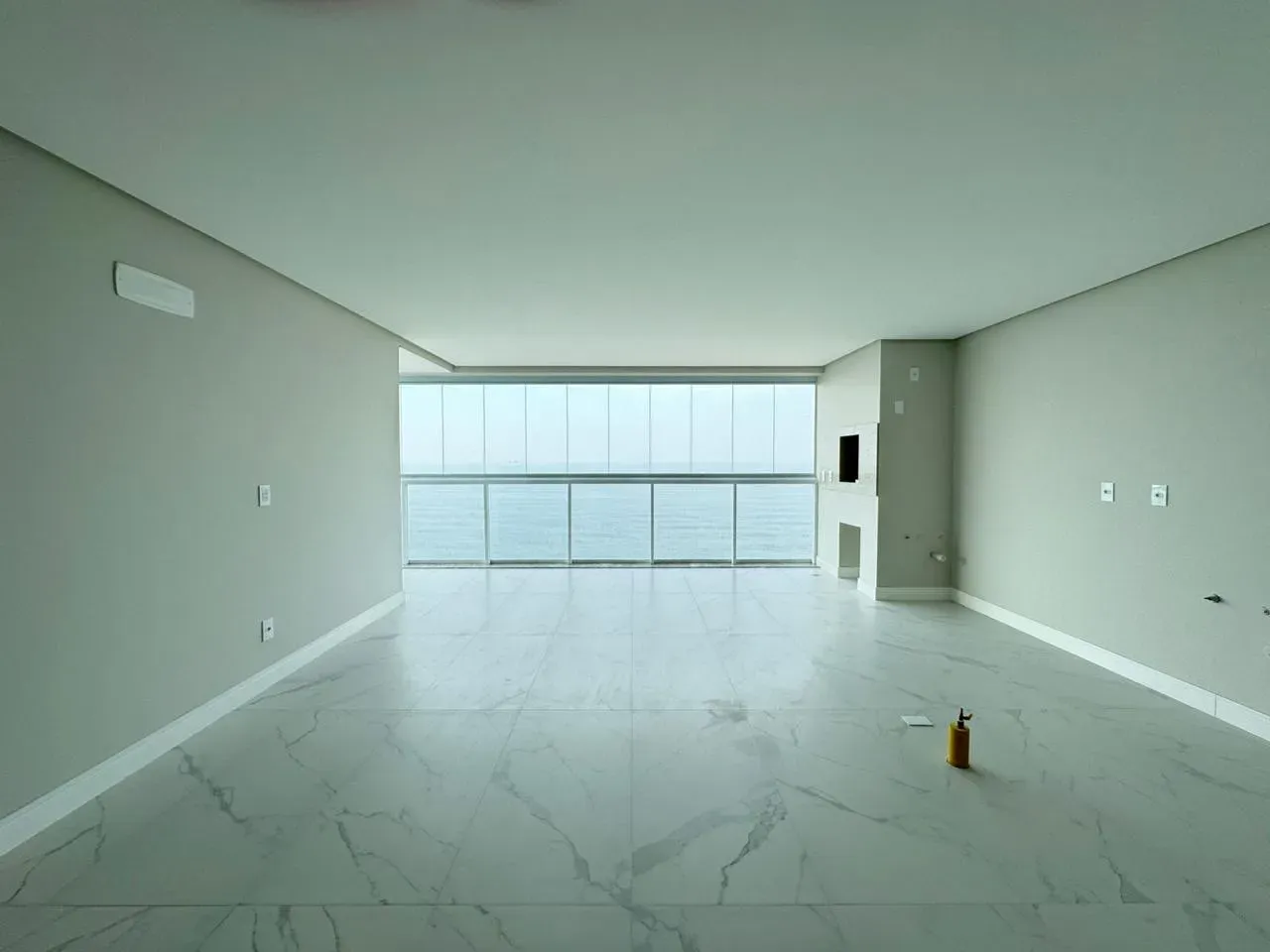 Apartamento com vista de frente mar com 3 suítes e 2 vagas de garagem em Balneário Piçarras