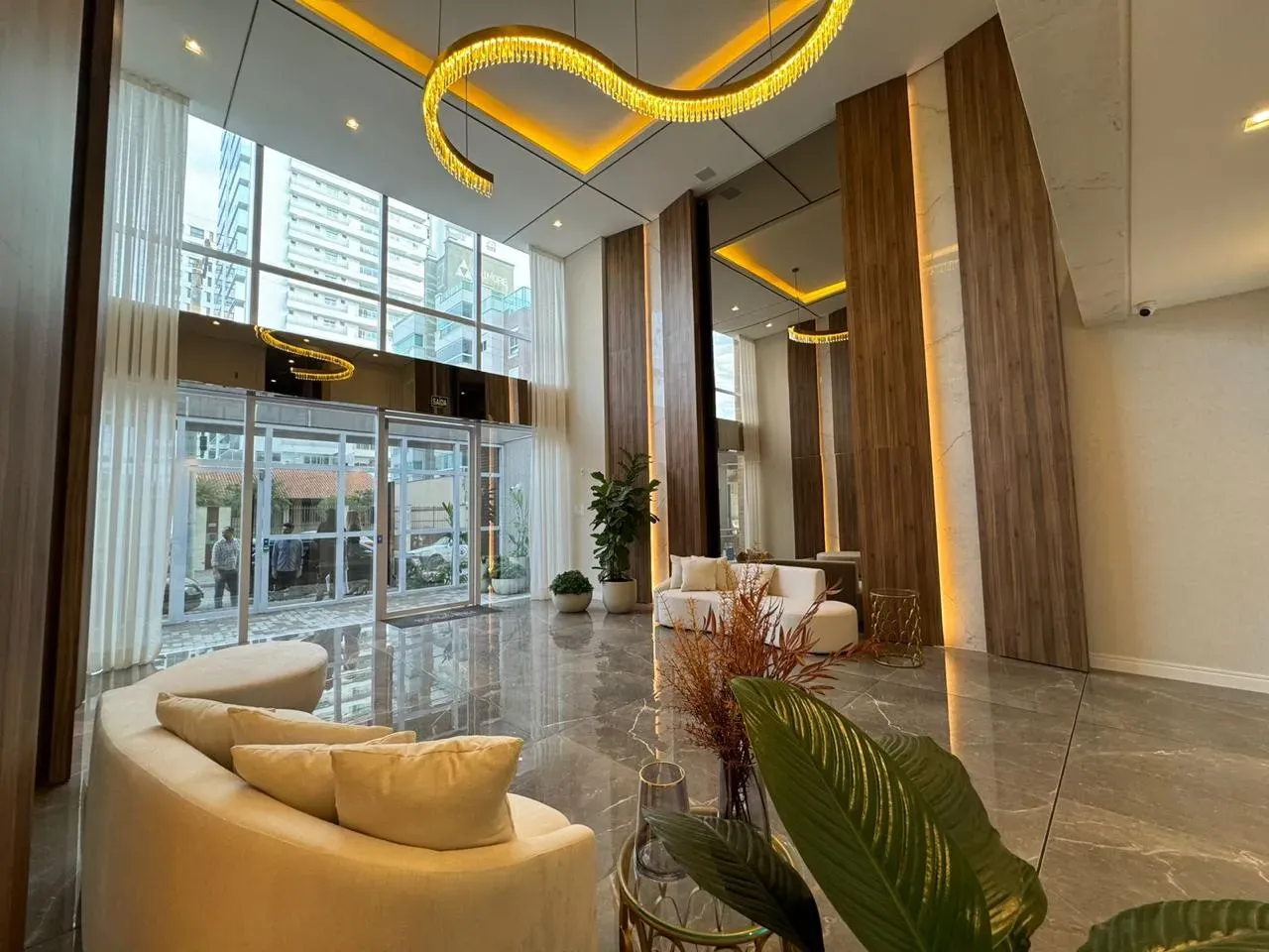 Apartamento com vista de frente mar com 3 suítes e 2 vagas de garagem em Balneário Piçarras