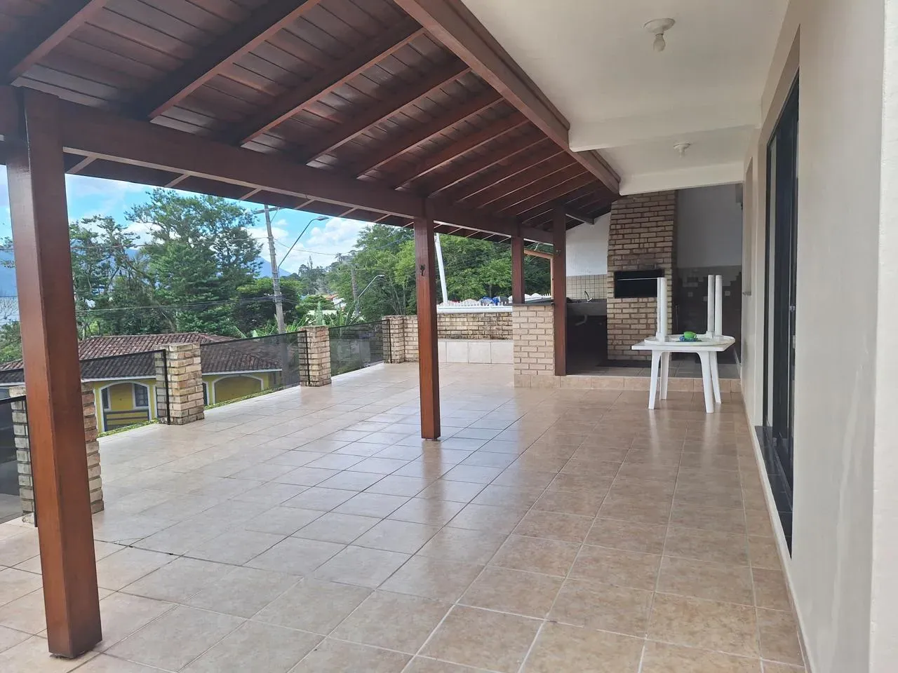 Casa mobiliada com 4 dormitórios sendo 2 suítes e 3 vagas de garagem em Florianópolis