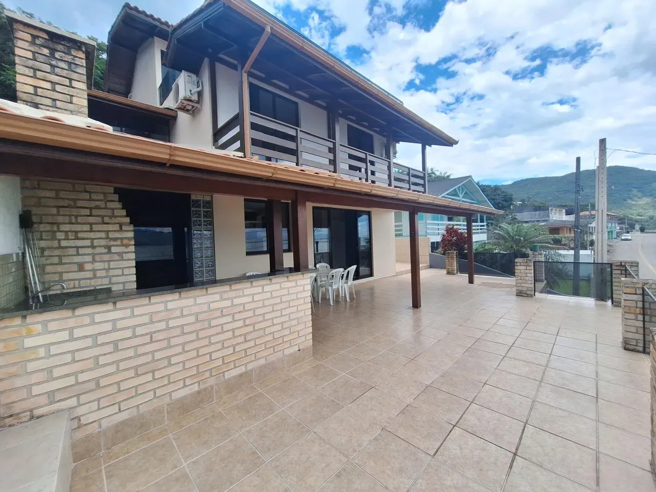 Casa mobiliada com 4 dormitórios sendo 2 suítes e 3 vagas de garagem em Florianópolis